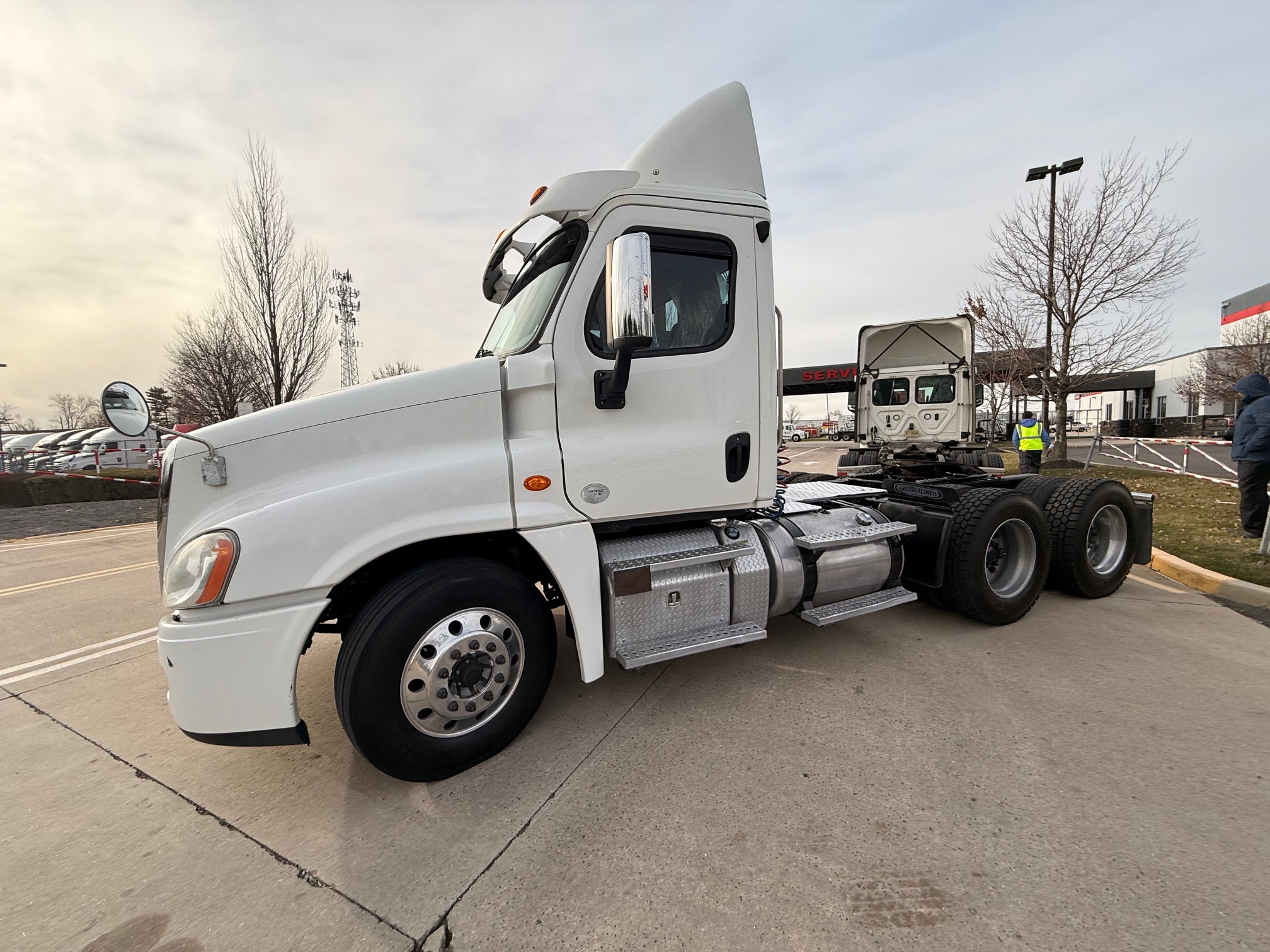 2016 Freightliner CASCADIA 2016 Freightliner CASCADIA - image 3 of 6