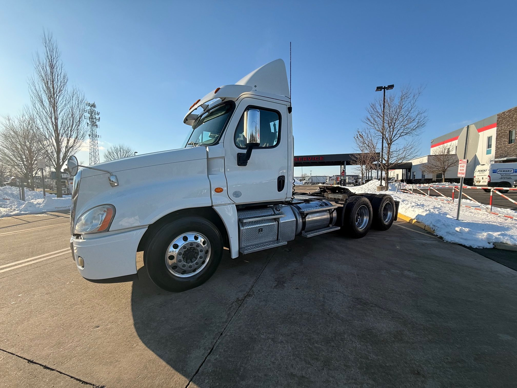 2016 Freightliner CASCADIA 2016 Freightliner CASCADIA - image 3 of 6