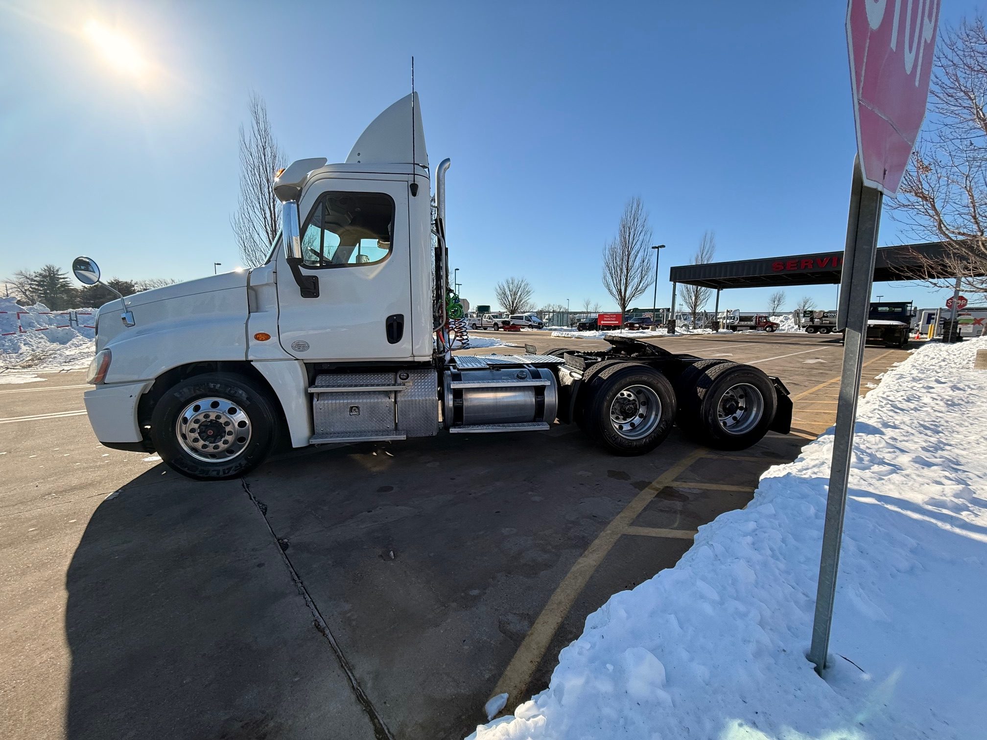 2016 Freightliner CASCADIA 2016 Freightliner CASCADIA - image 1 of 6