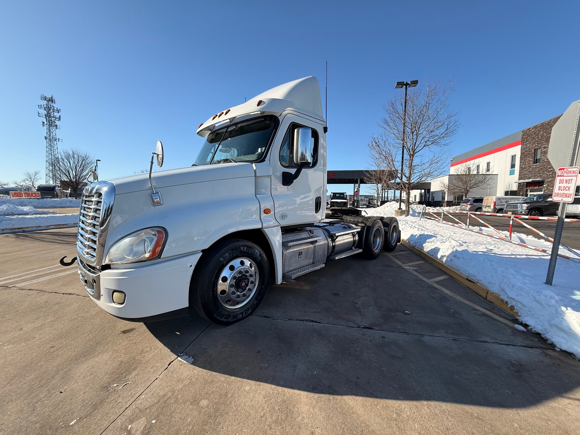 2016 Freightliner CASCADIA 2016 Freightliner CASCADIA - image 2 of 6