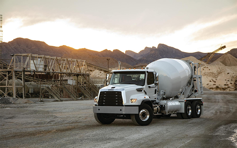 Freightliner 114SD Natural Gas Freightliner 114SD Natural Gas - image 2 of 4