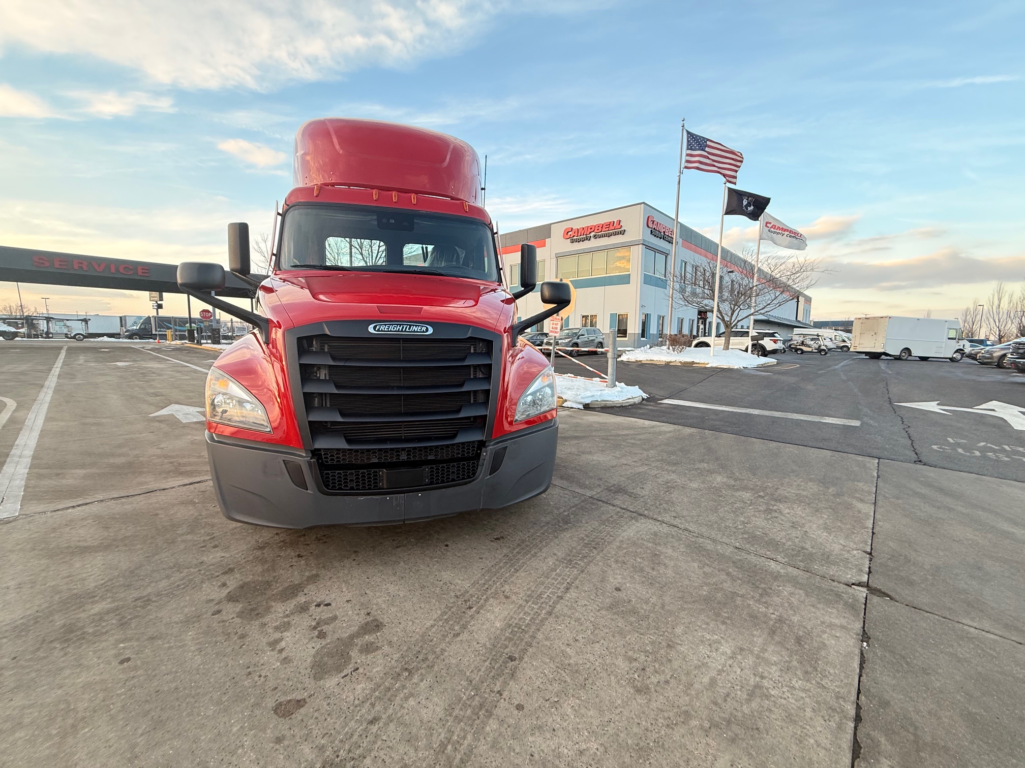 2021 Freightliner CASCADIA 126 - image 2 of 6