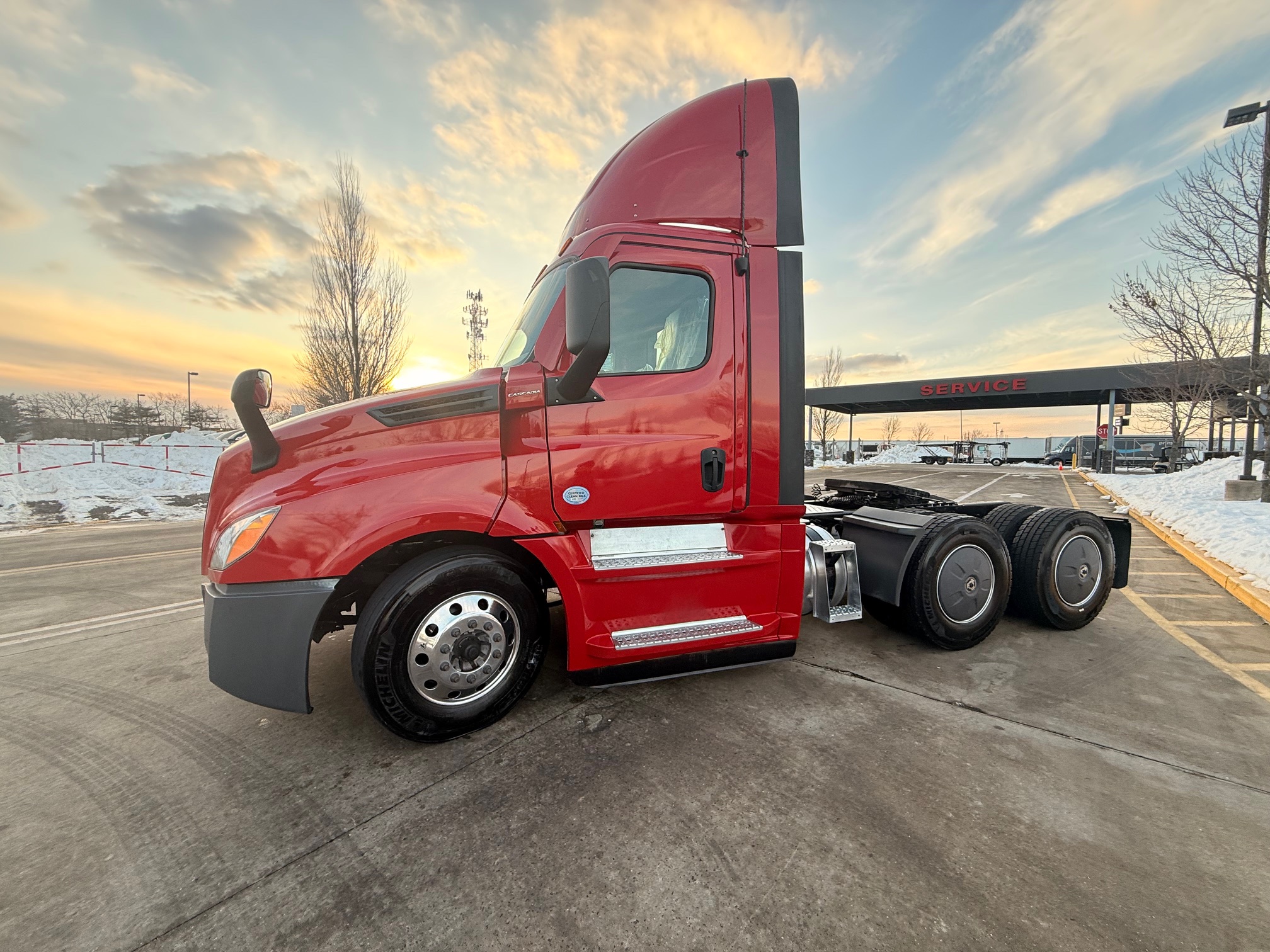 2021 Freightliner CASCADIA 126 - image 3 of 6