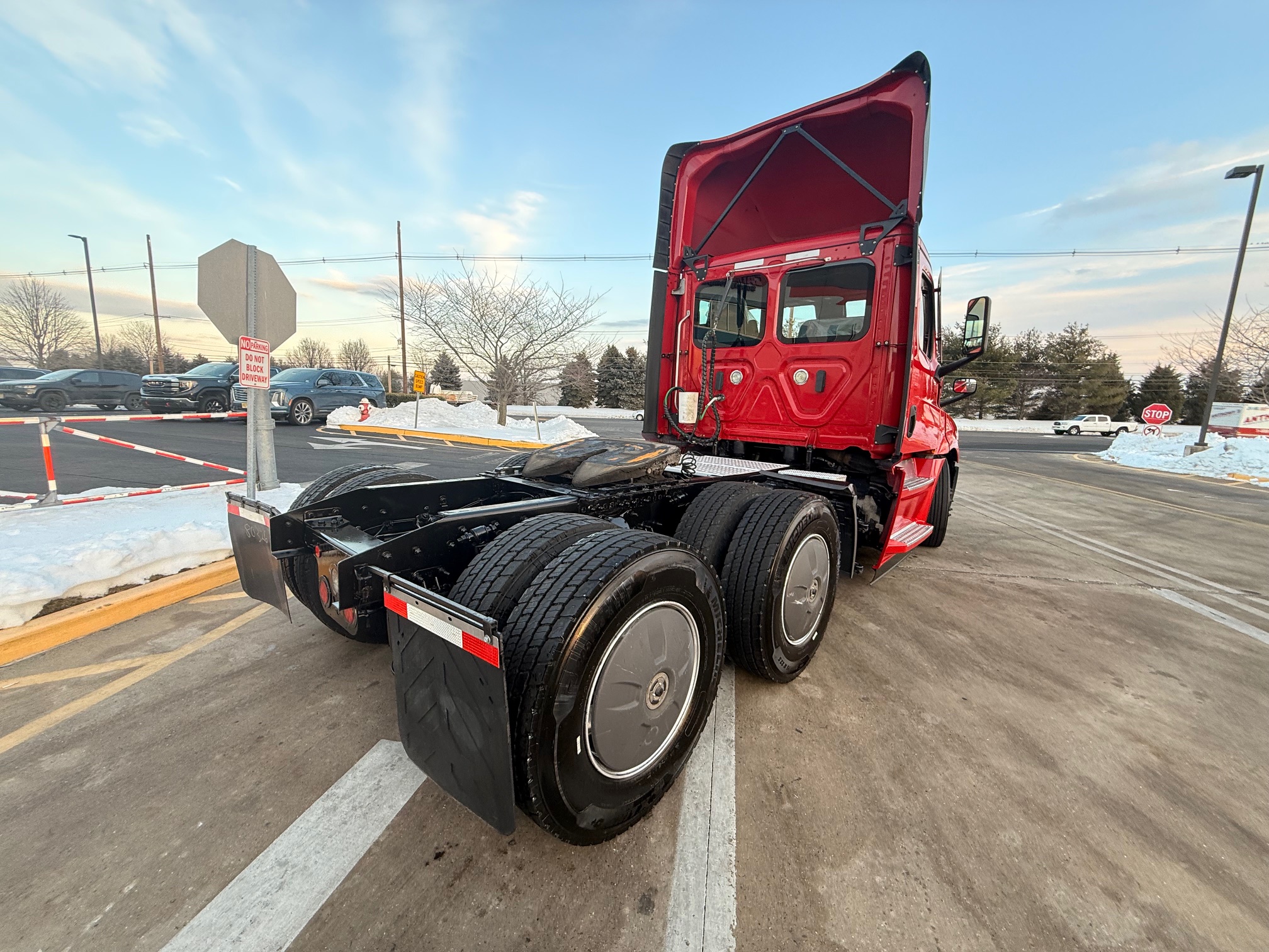 2021 Freightliner CASCADIA 126 - image 4 of 6