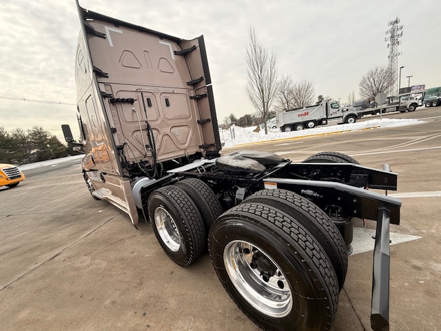 2023 FREIGHTLINER CASCADIA PT126S 213261-04 2023 FREIGHTLINER CASCADIA PT126S 213261-04