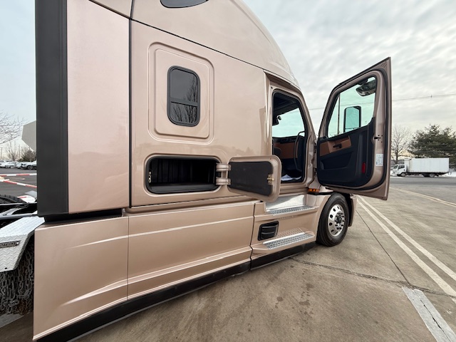 2023 FREIGHTLINER CASCADIA PT126S 213261-08 2023 FREIGHTLINER CASCADIA PT126S 213261-08