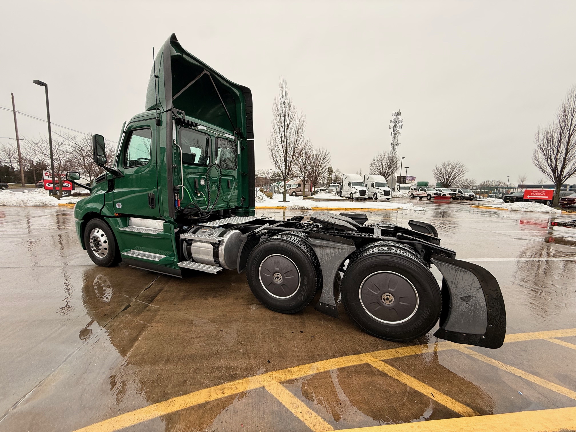 2021 FREIGHTLINER CASCADIA PT126D - image 4 of 6