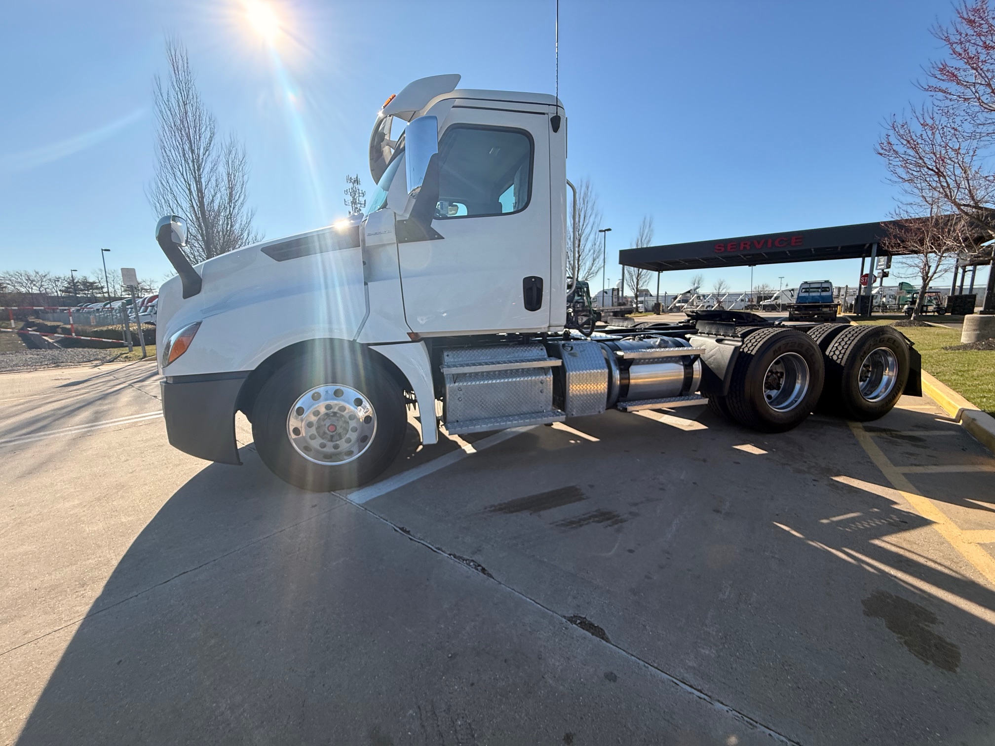 2021 FREIGHTLINER CASCADIA PT126D 2021 FREIGHTLINER CASCADIA PT126D - image 3 of 6