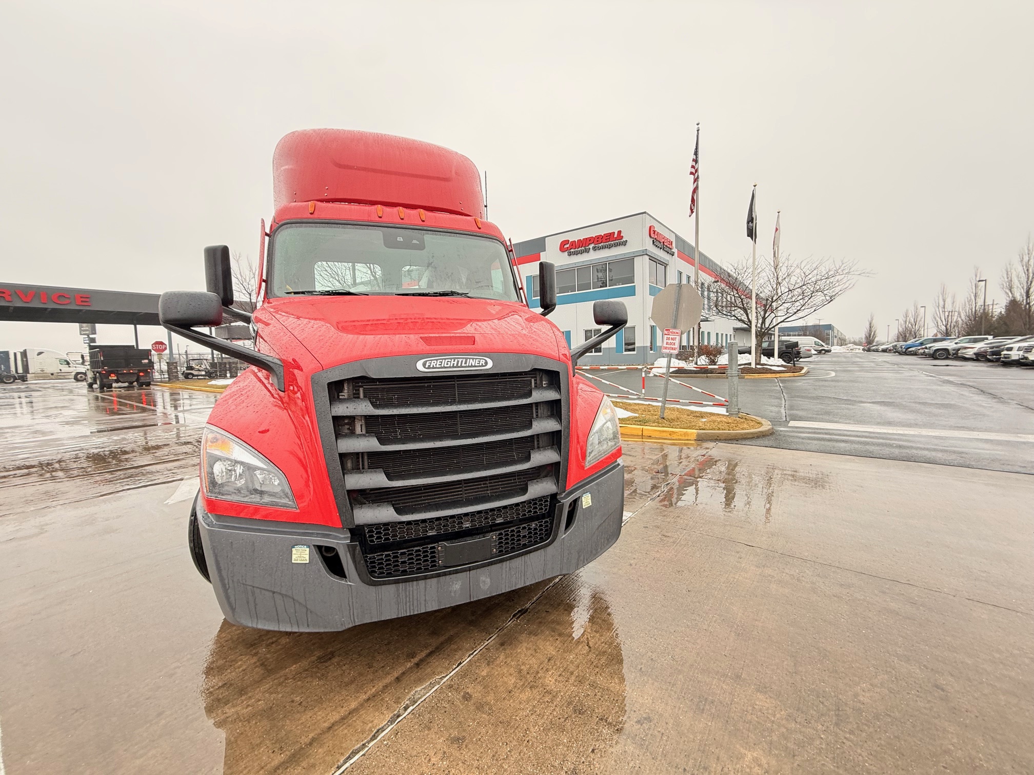 2021 Freightliner CASCADIA 126 - image 2 of 6