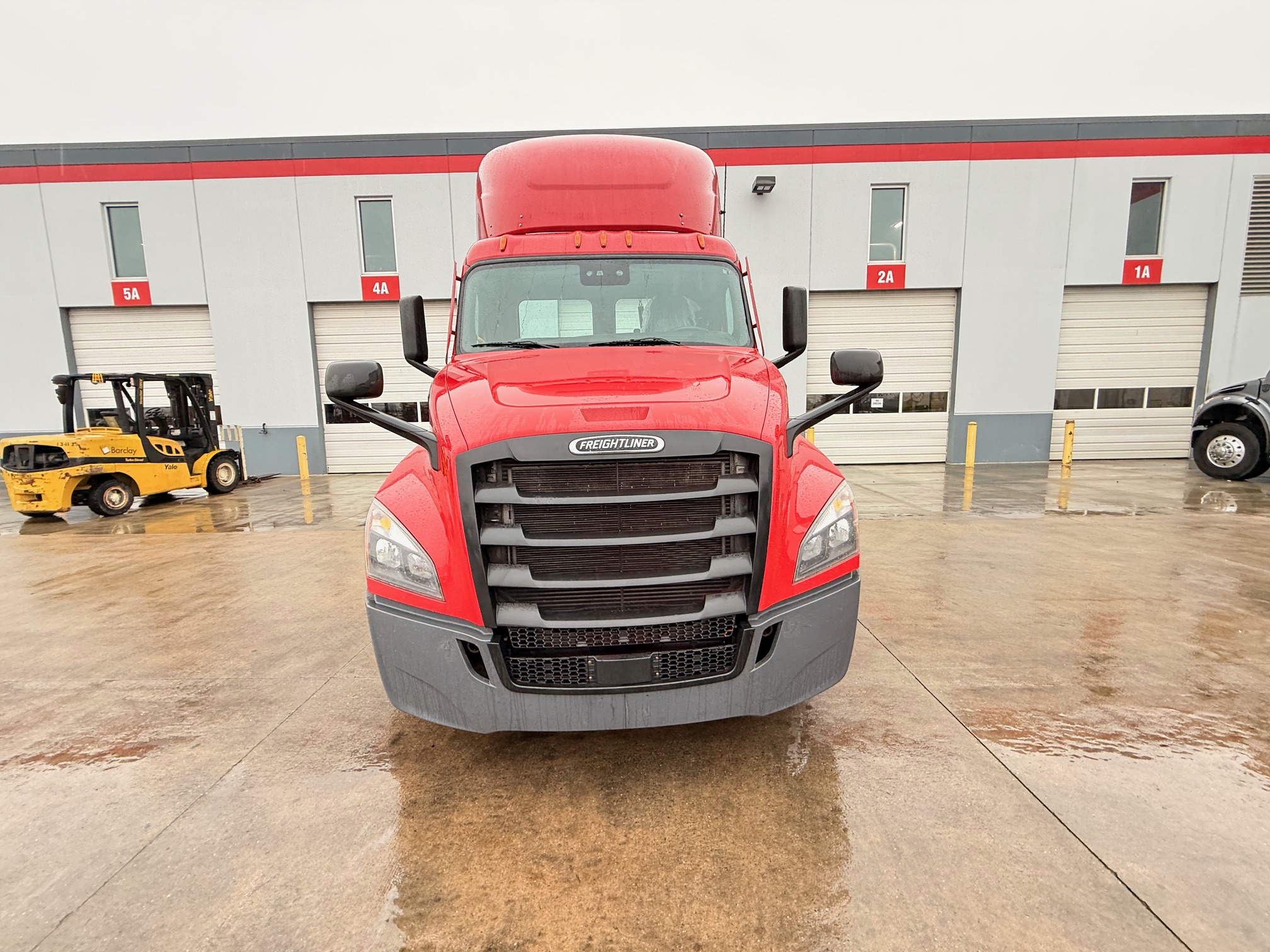 2021 Freightliner CASCADIA 126 - image 2 of 6