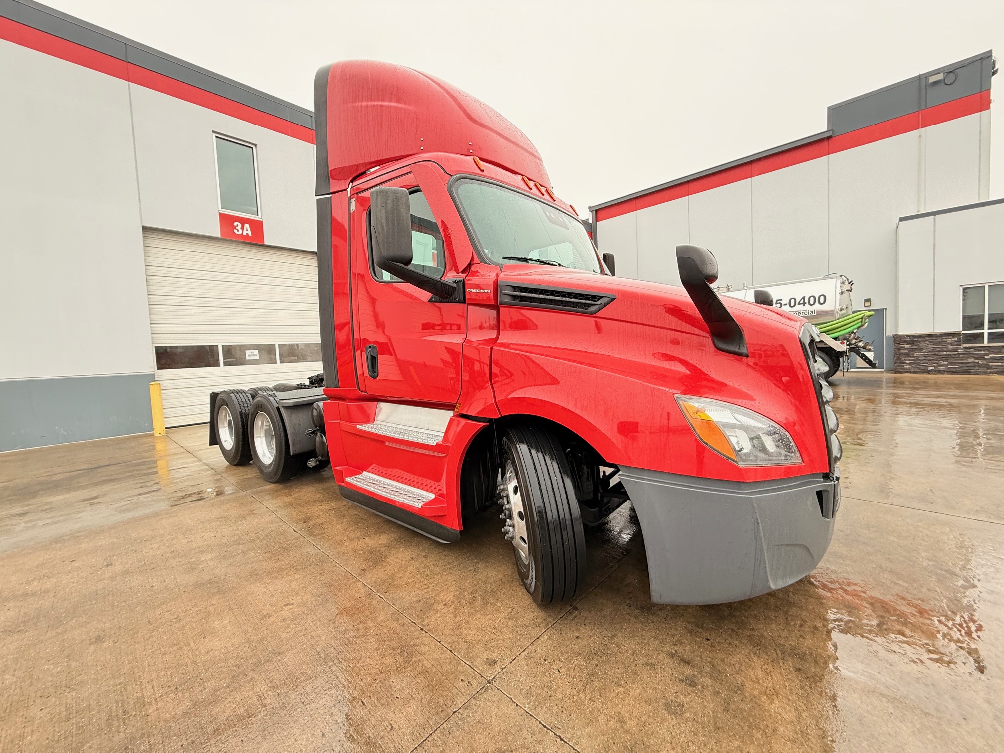 2021 Freightliner CASCADIA 126 - image 3 of 6