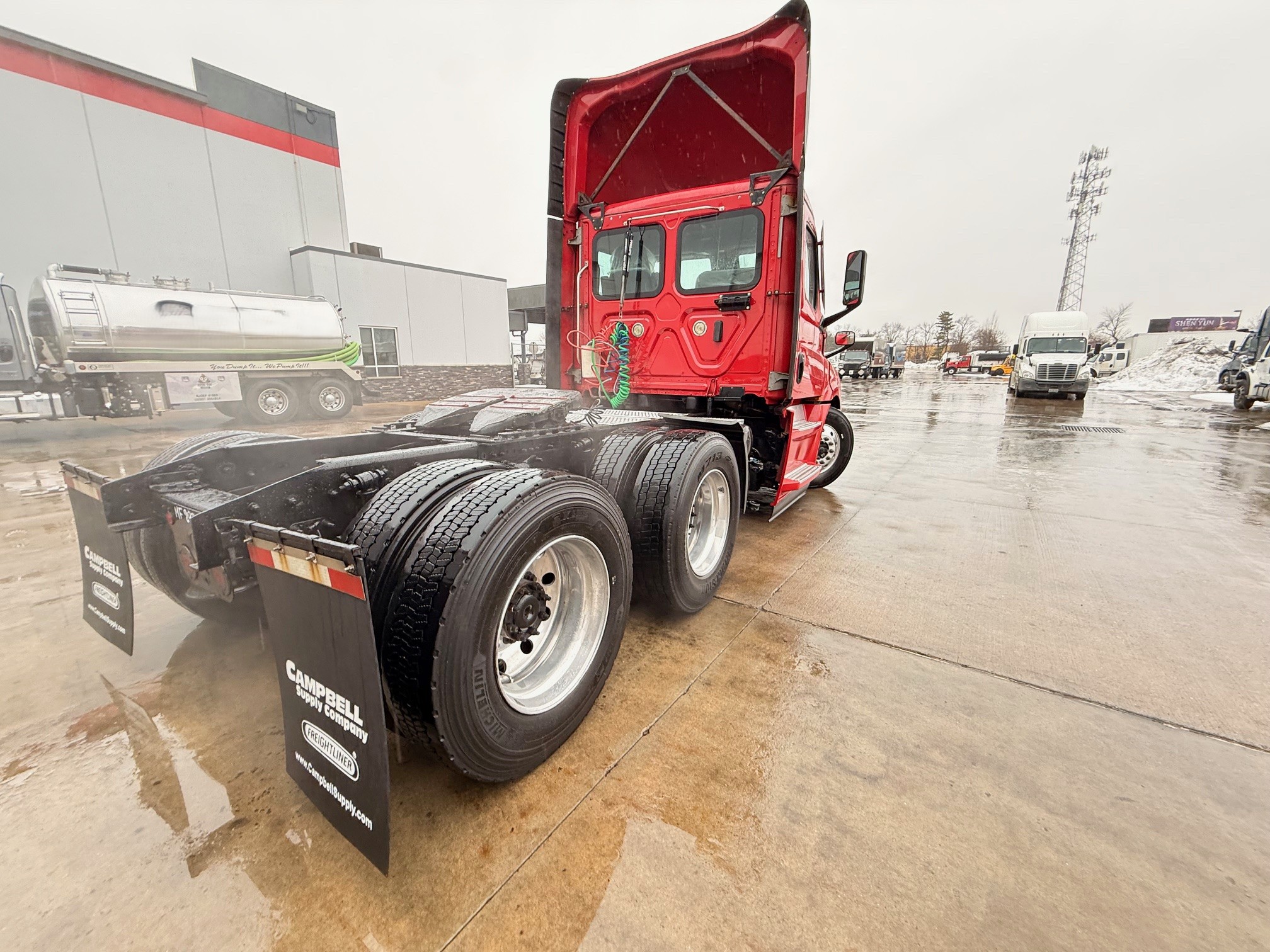 2021 Freightliner CASCADIA 126 - image 4 of 6