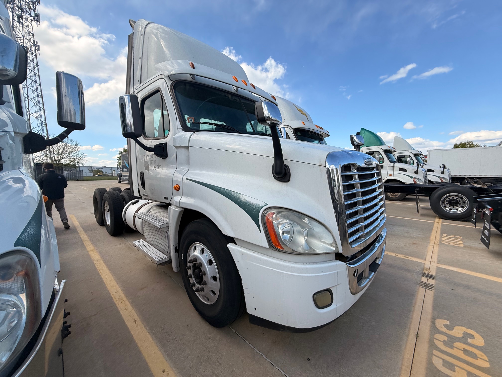 2012 FREIGHTLINER CASCADIA CA125D - image 1 of 6