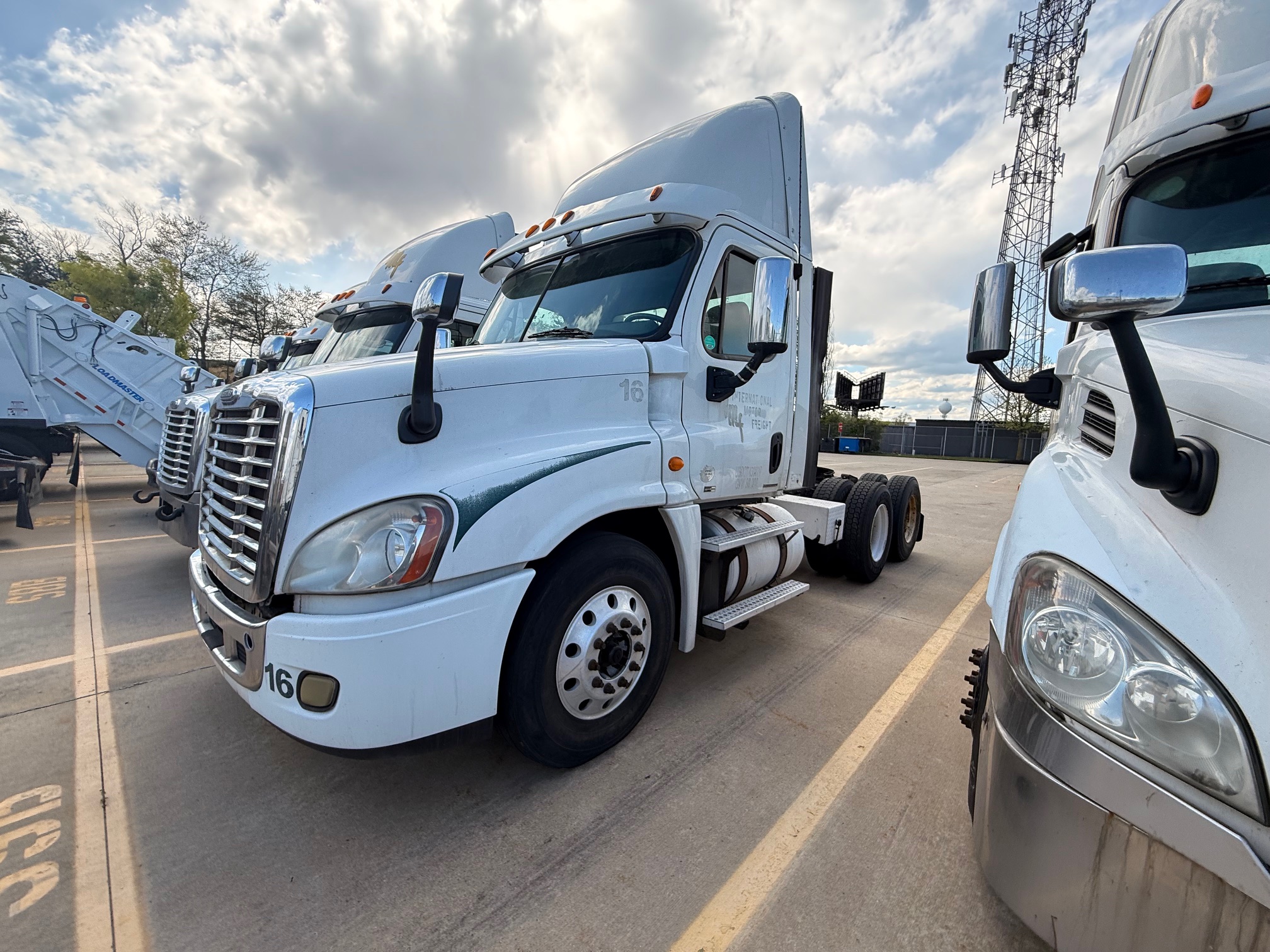 2012 FREIGHTLINER CASCADIA CA125D - image 3 of 6