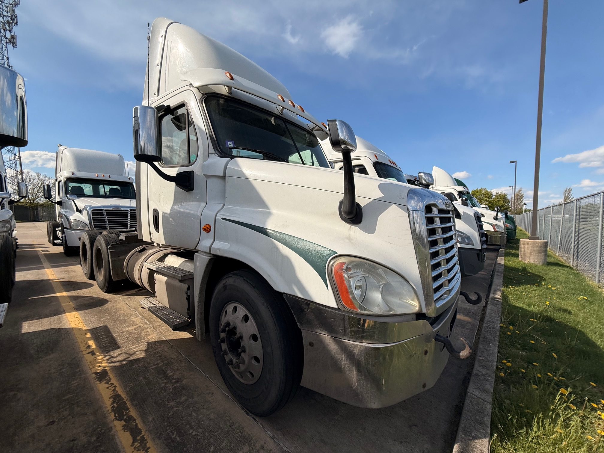 2013 FREIGHTLINER CASCADIA CA125D - image 1 of 6