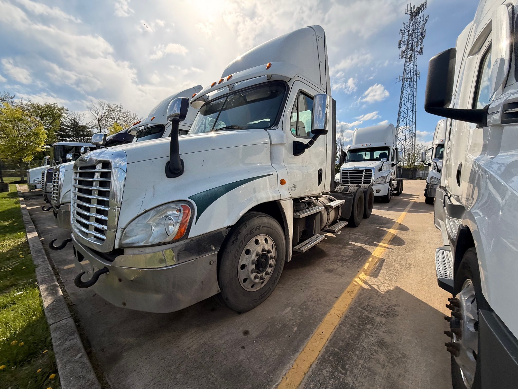 2013 FREIGHTLINER CASCADIA CA125D - image 3 of 6