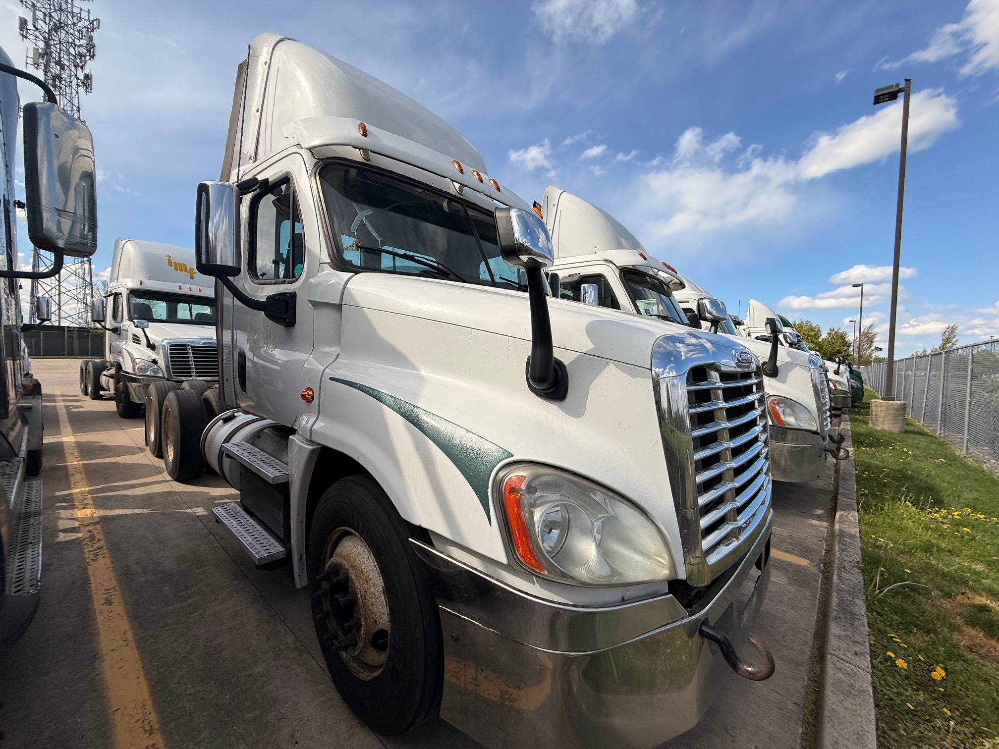 2013 Freightliner CASCADIA CA125D - image 1 of 6