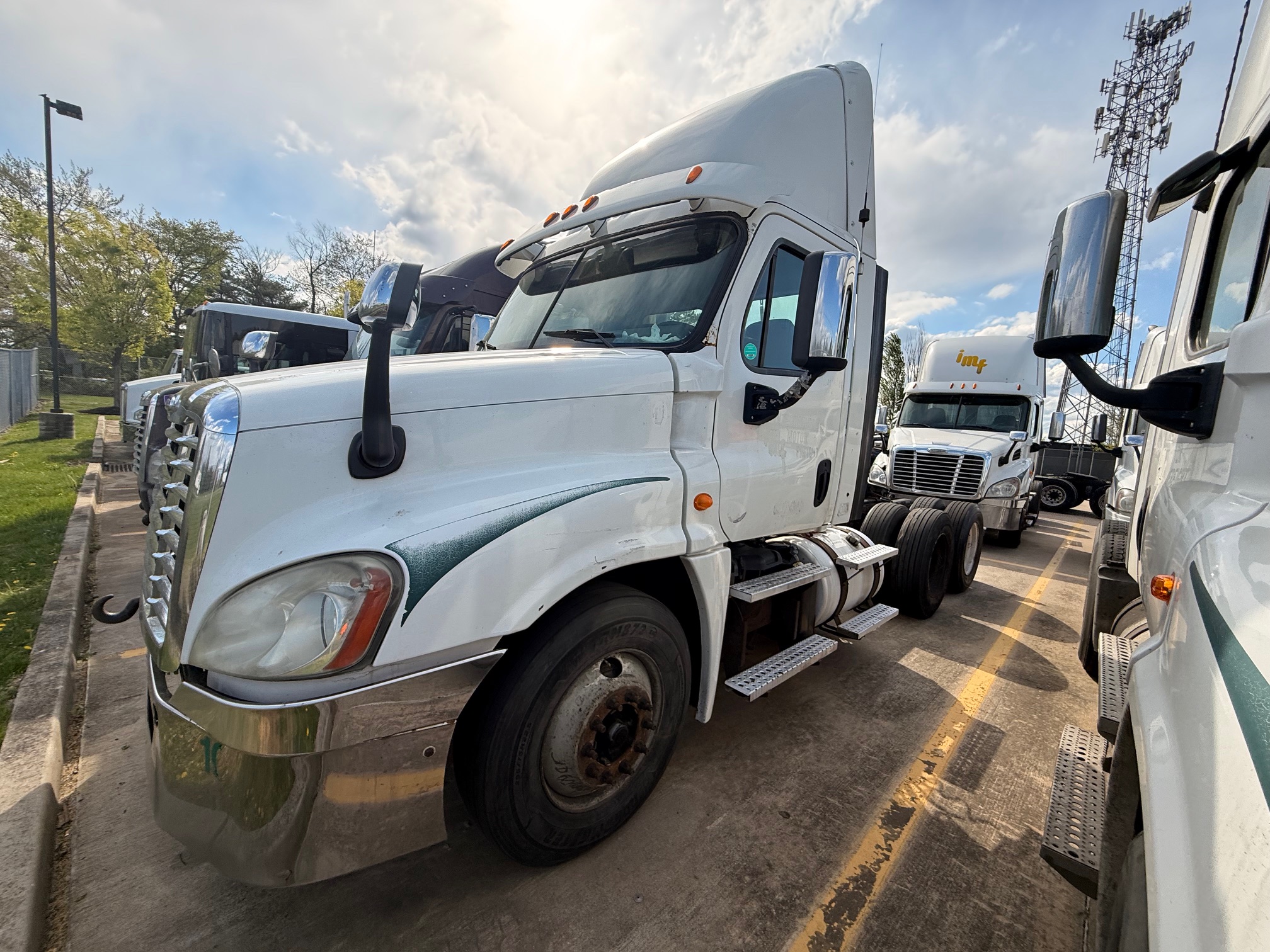 2013 Freightliner CASCADIA CA125D - image 3 of 6