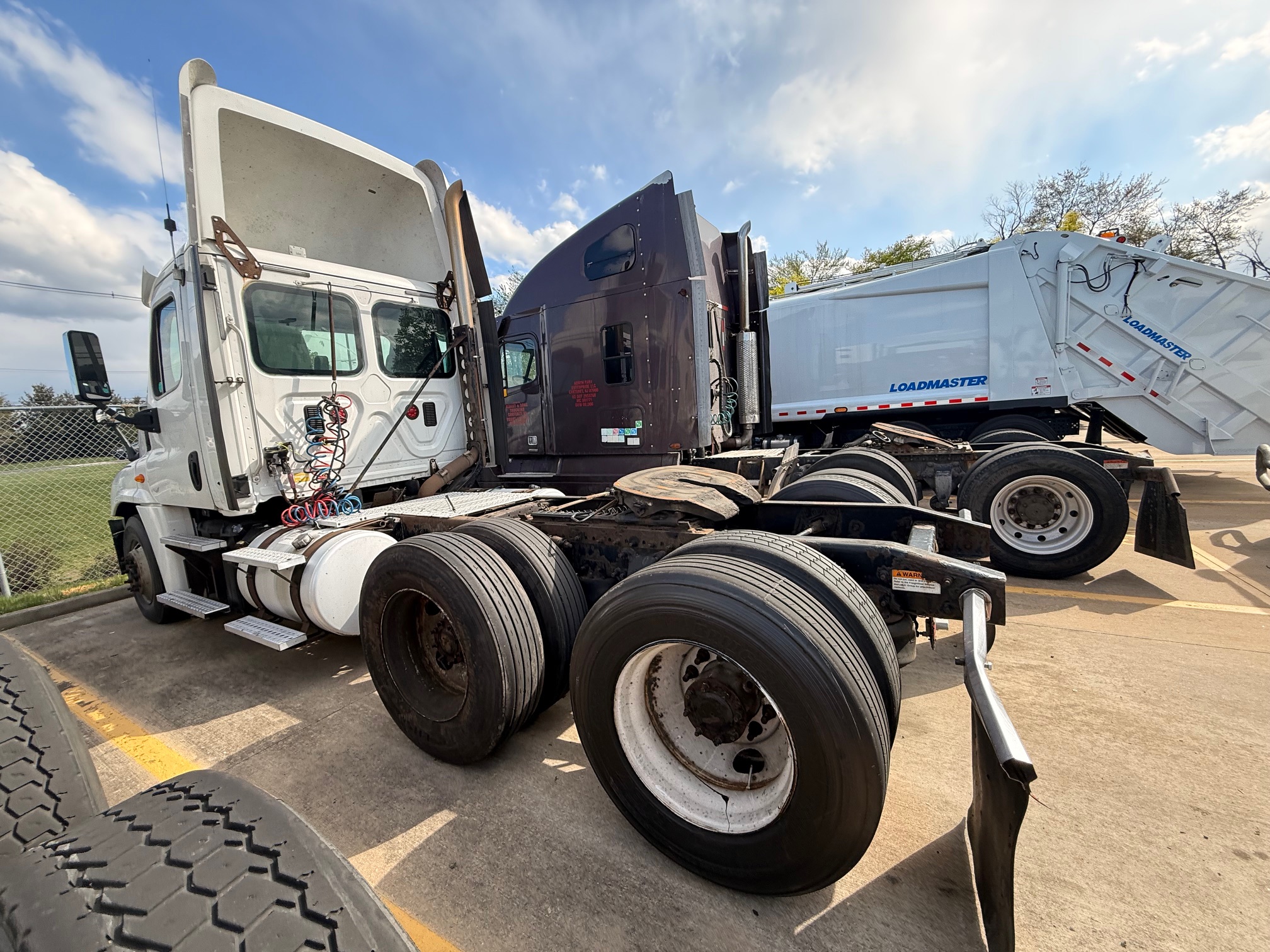 2013 Freightliner CASCADIA CA125D - image 4 of 6