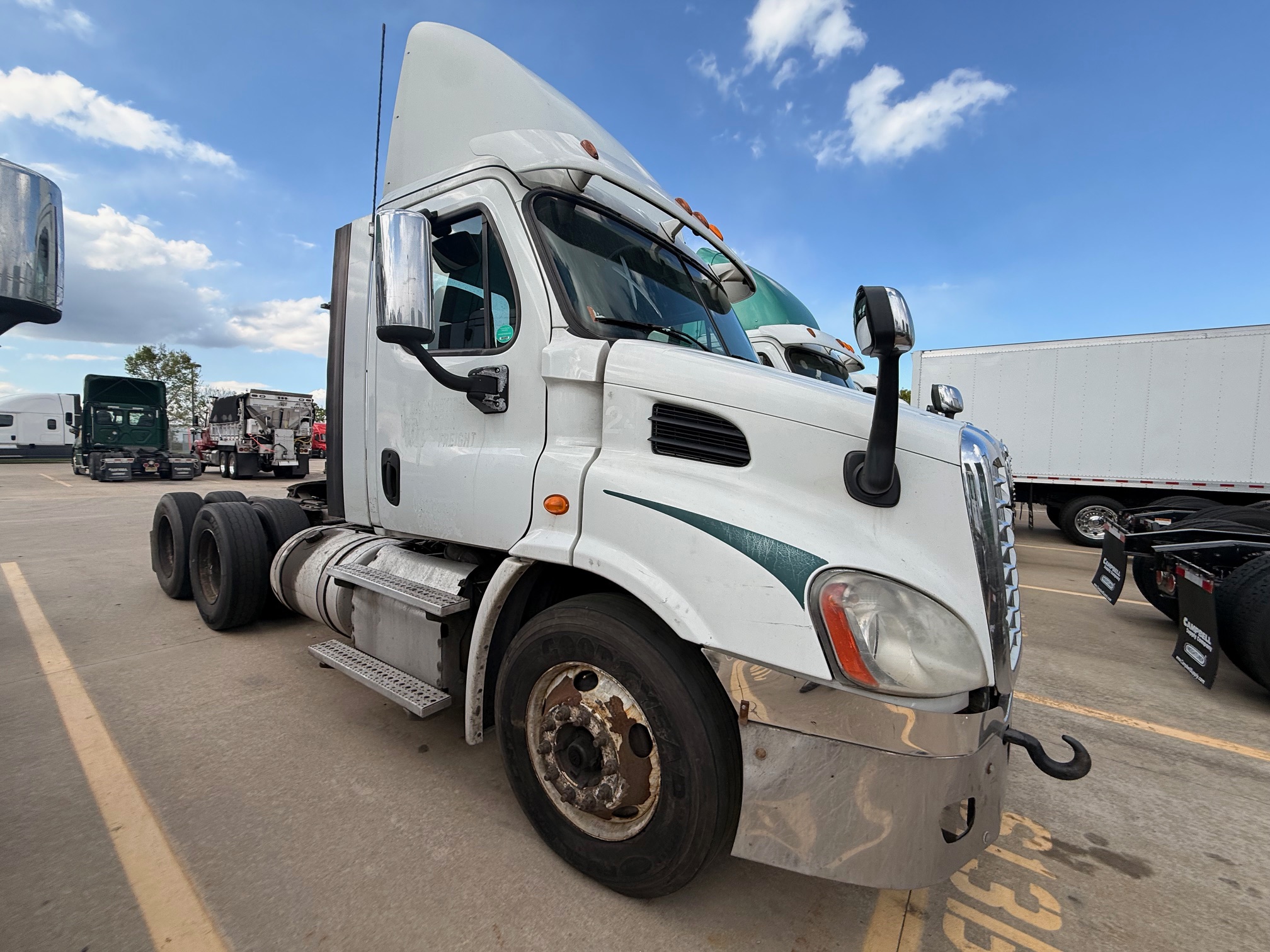 2013 Freightliner CASCADIA - image 1 of 6