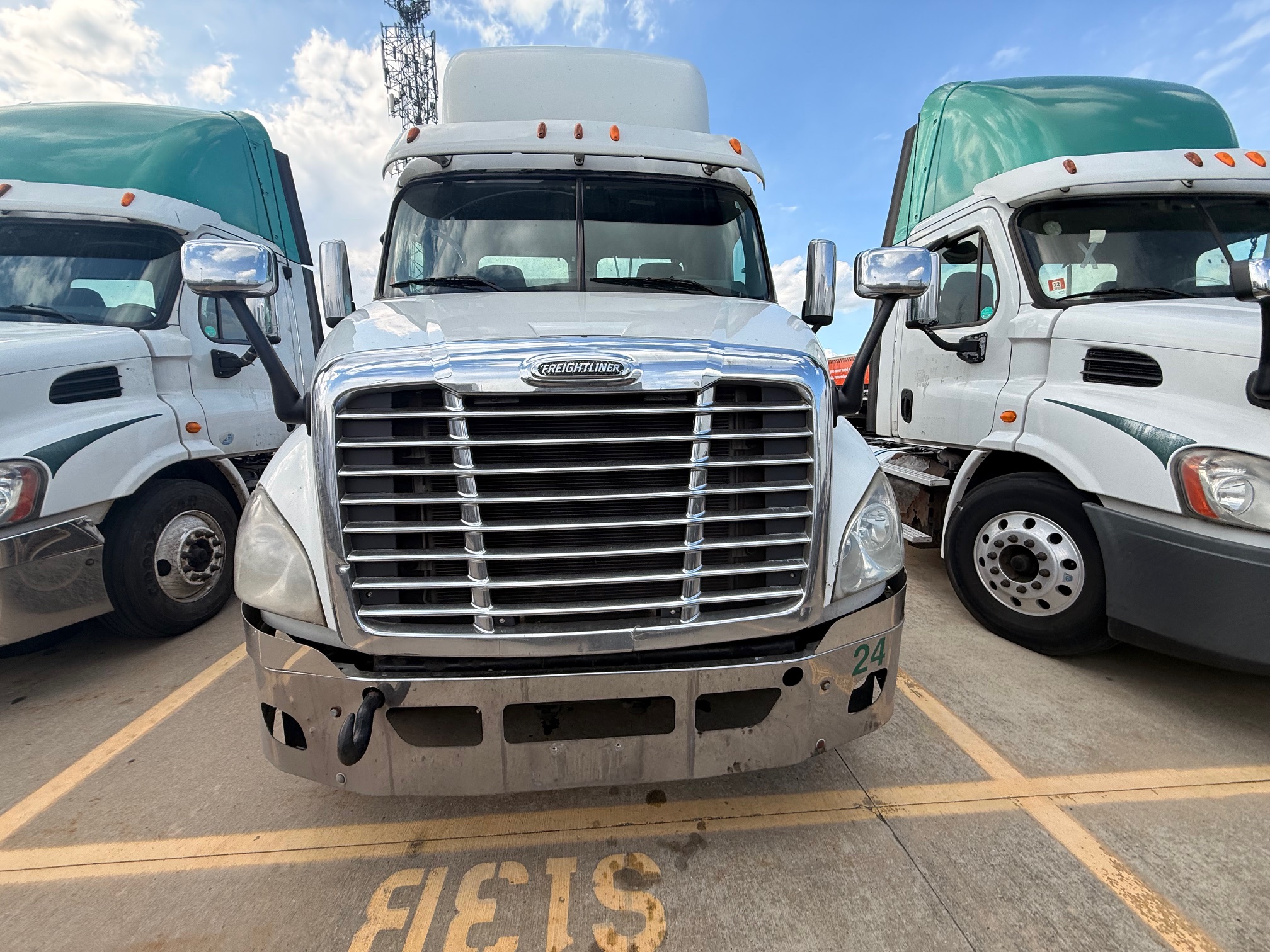 2013 Freightliner CASCADIA - image 2 of 6