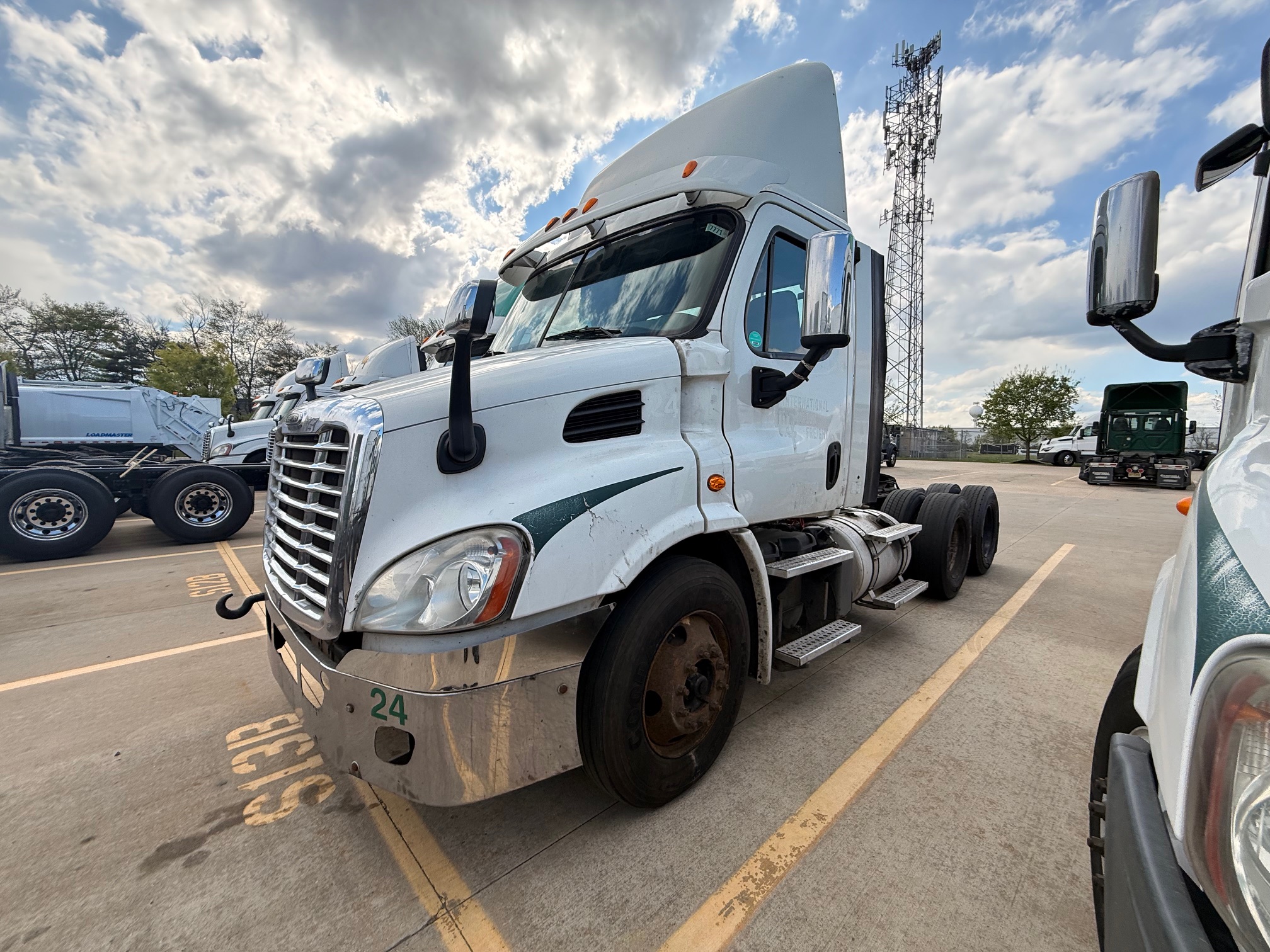 2013 Freightliner CASCADIA - image 3 of 6