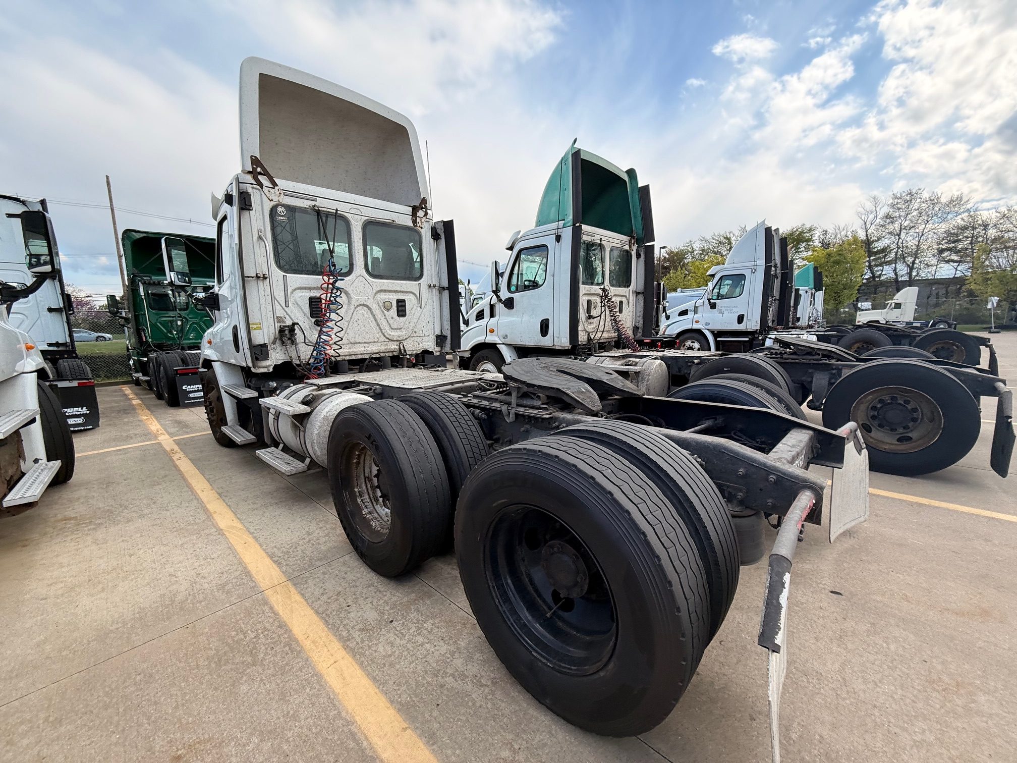 2013 Freightliner CASCADIA - image 4 of 6