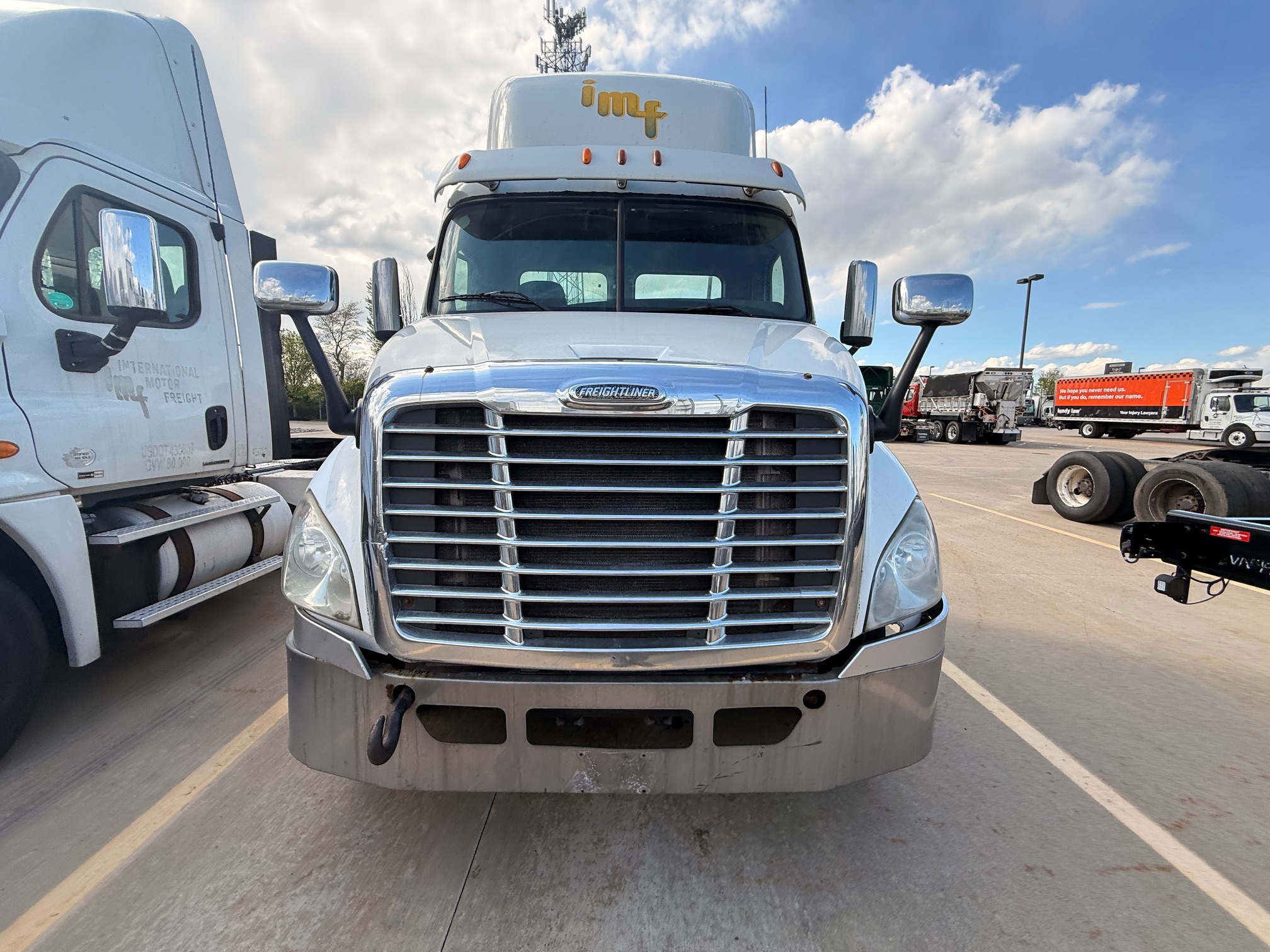 2013 Freightliner CASCADIA CA113D - image 2 of 6