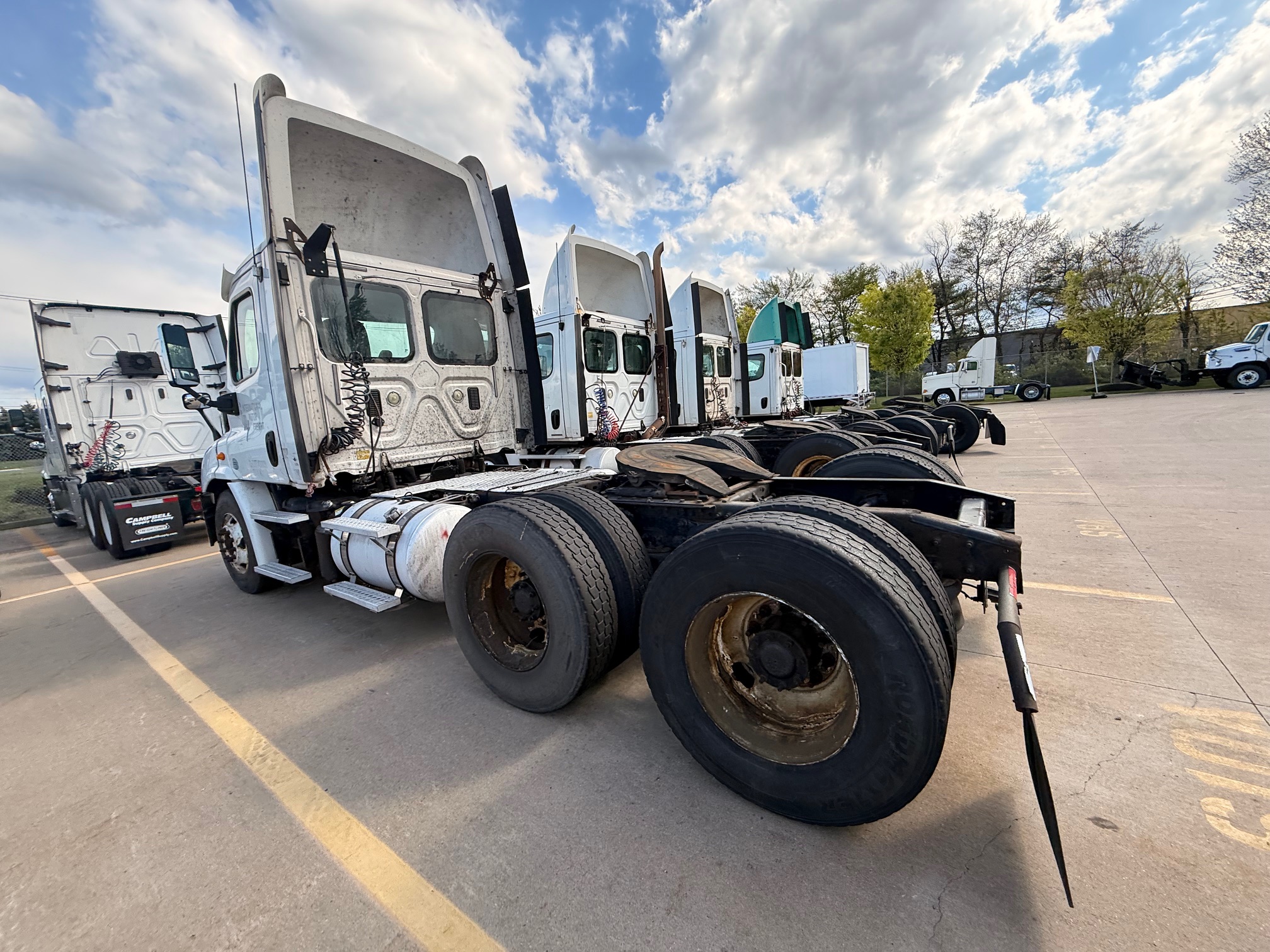 2013 Freightliner CASCADIA CA113D - image 4 of 6