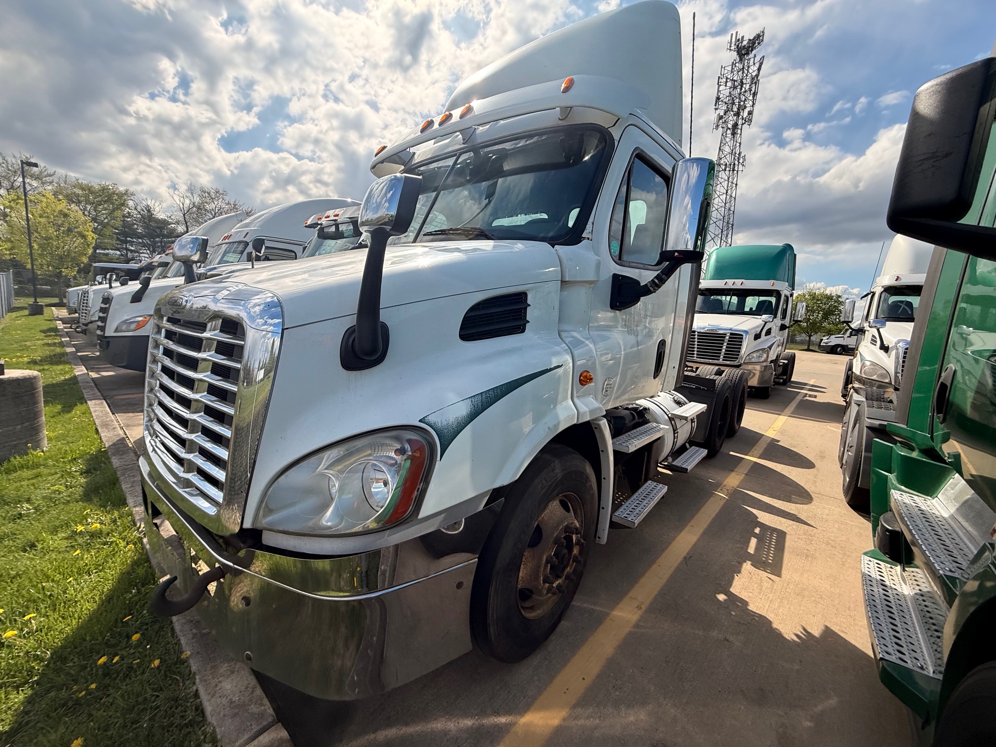 2013 Freightliner CASCADIA CA113D - image 1 of 6