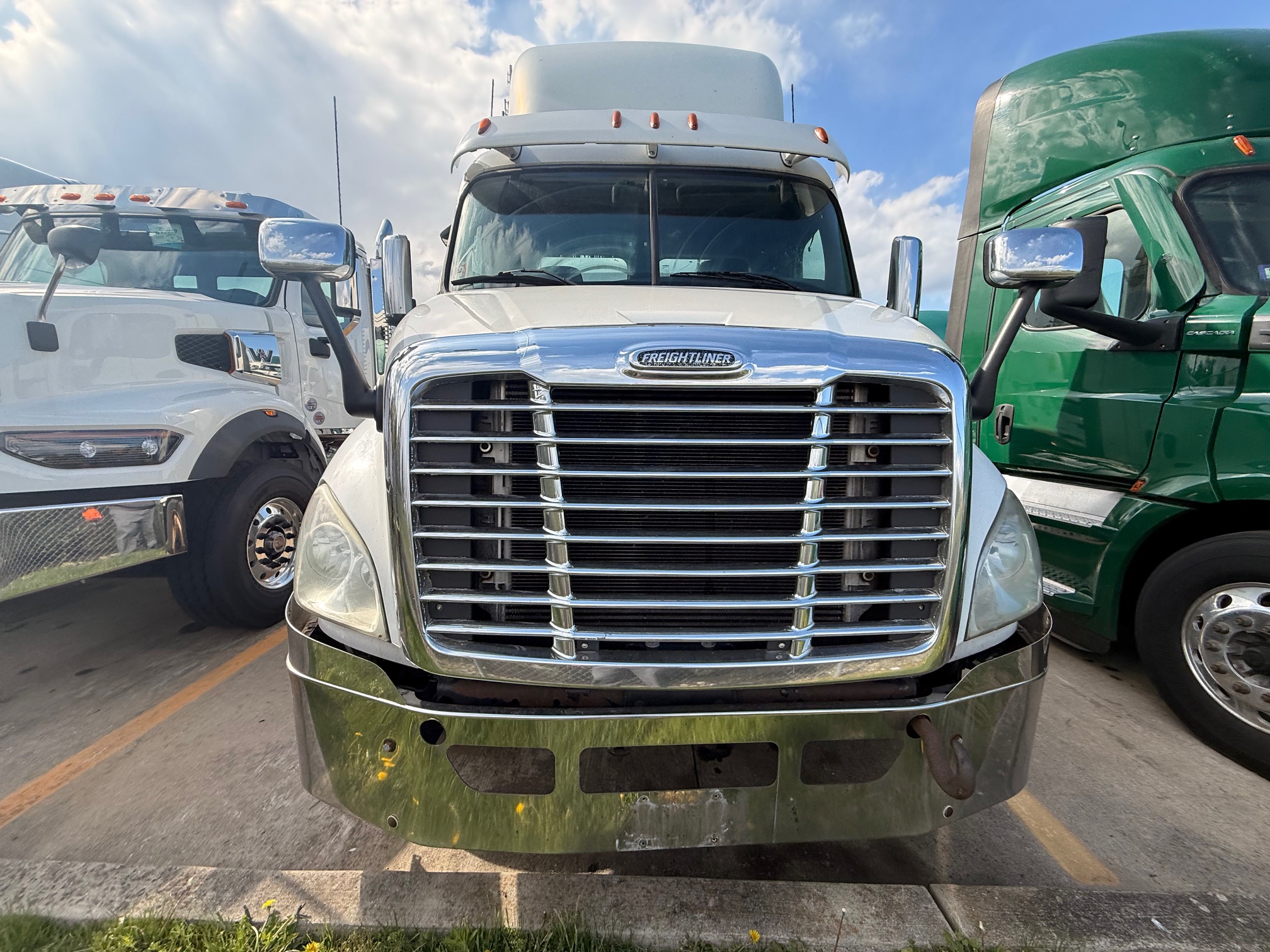 2013 Freightliner CASCADIA CA113D - image 2 of 6