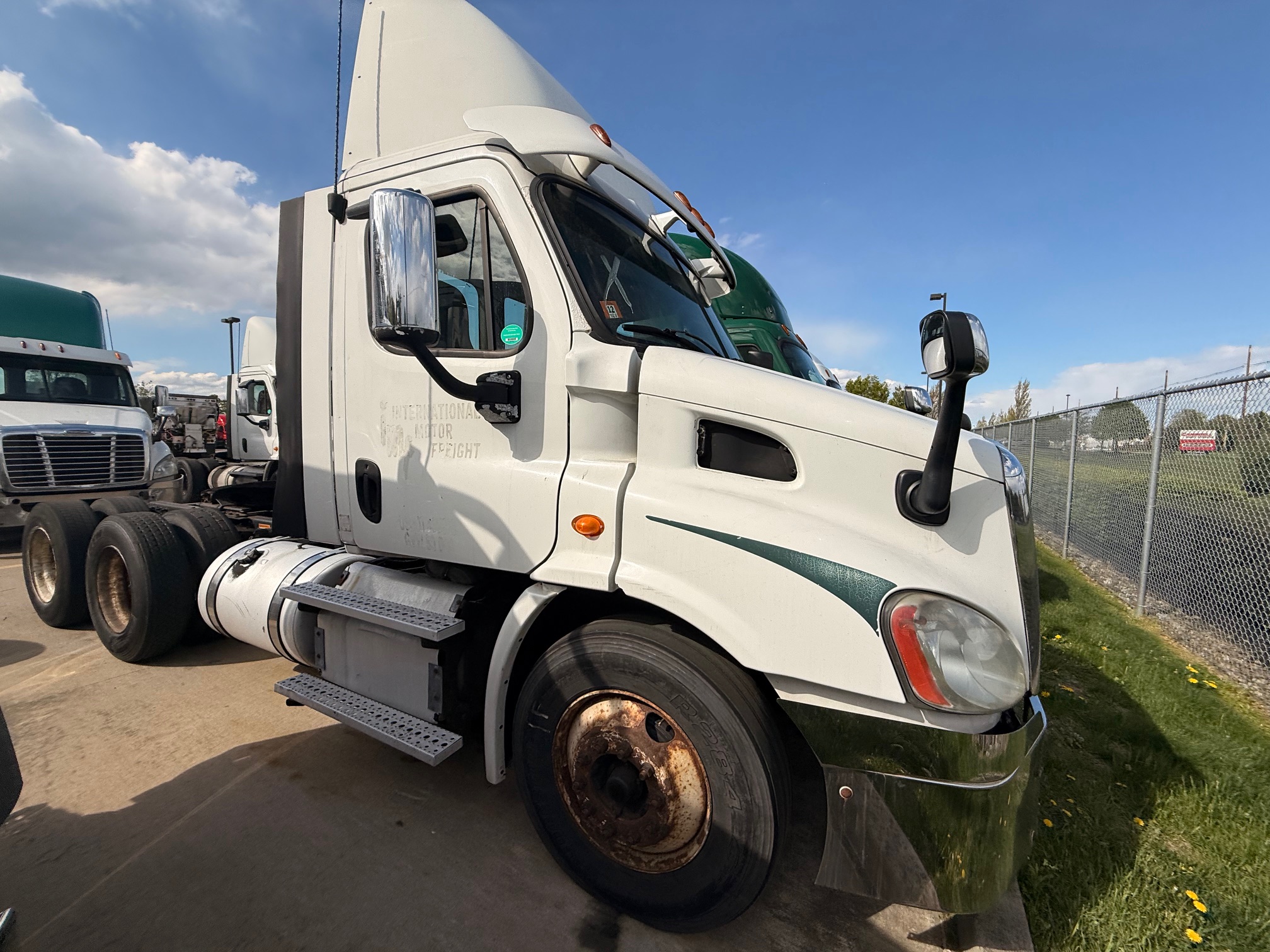 2013 Freightliner CASCADIA CA113D - image 3 of 6