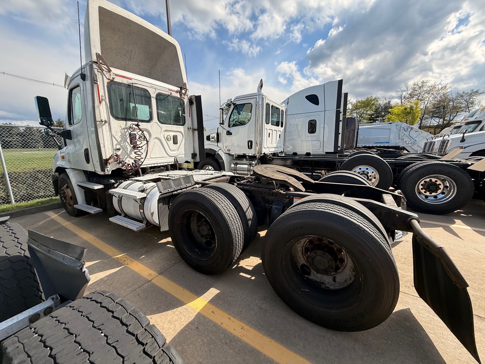 2013 Freightliner CASCADIA CA113D - image 4 of 6