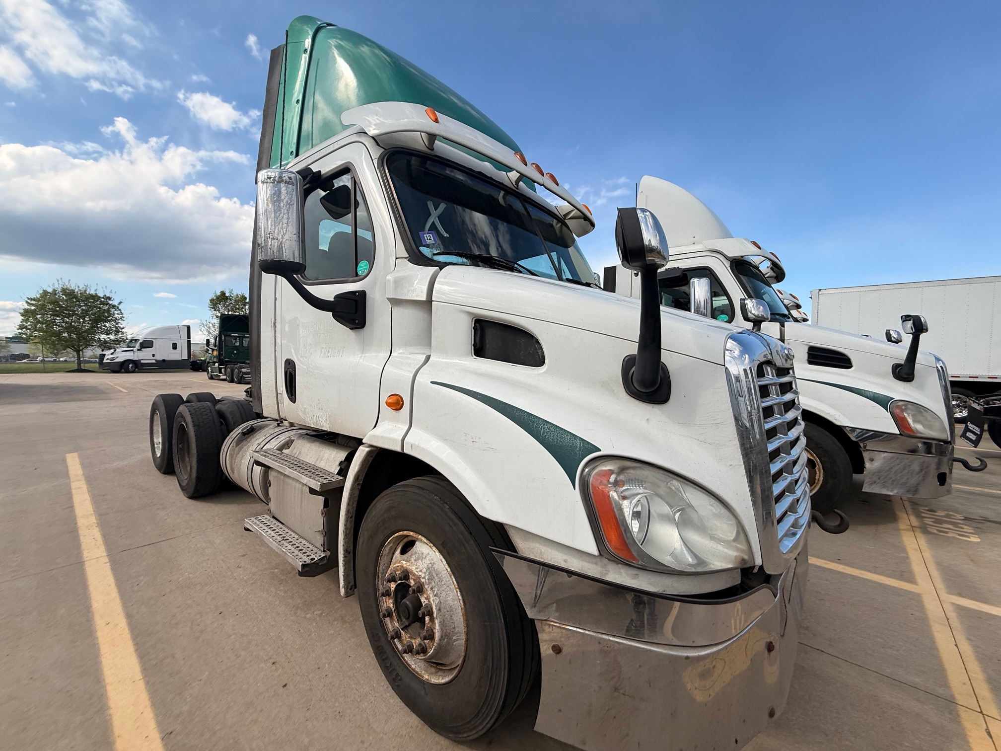 2013 Freightliner CASCADIA CA113D - image 1 of 6