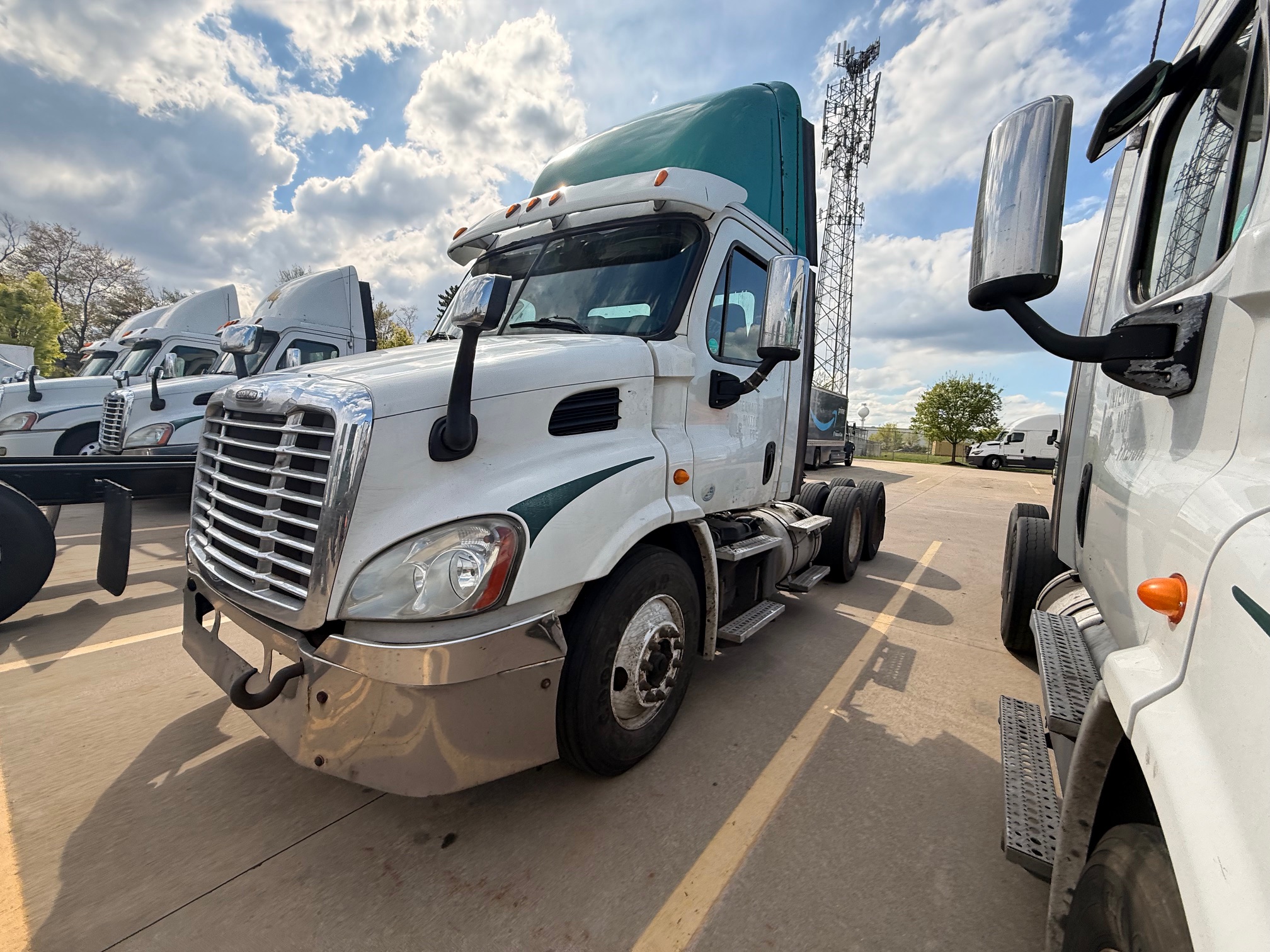 2013 Freightliner CASCADIA CA113D - image 2 of 6
