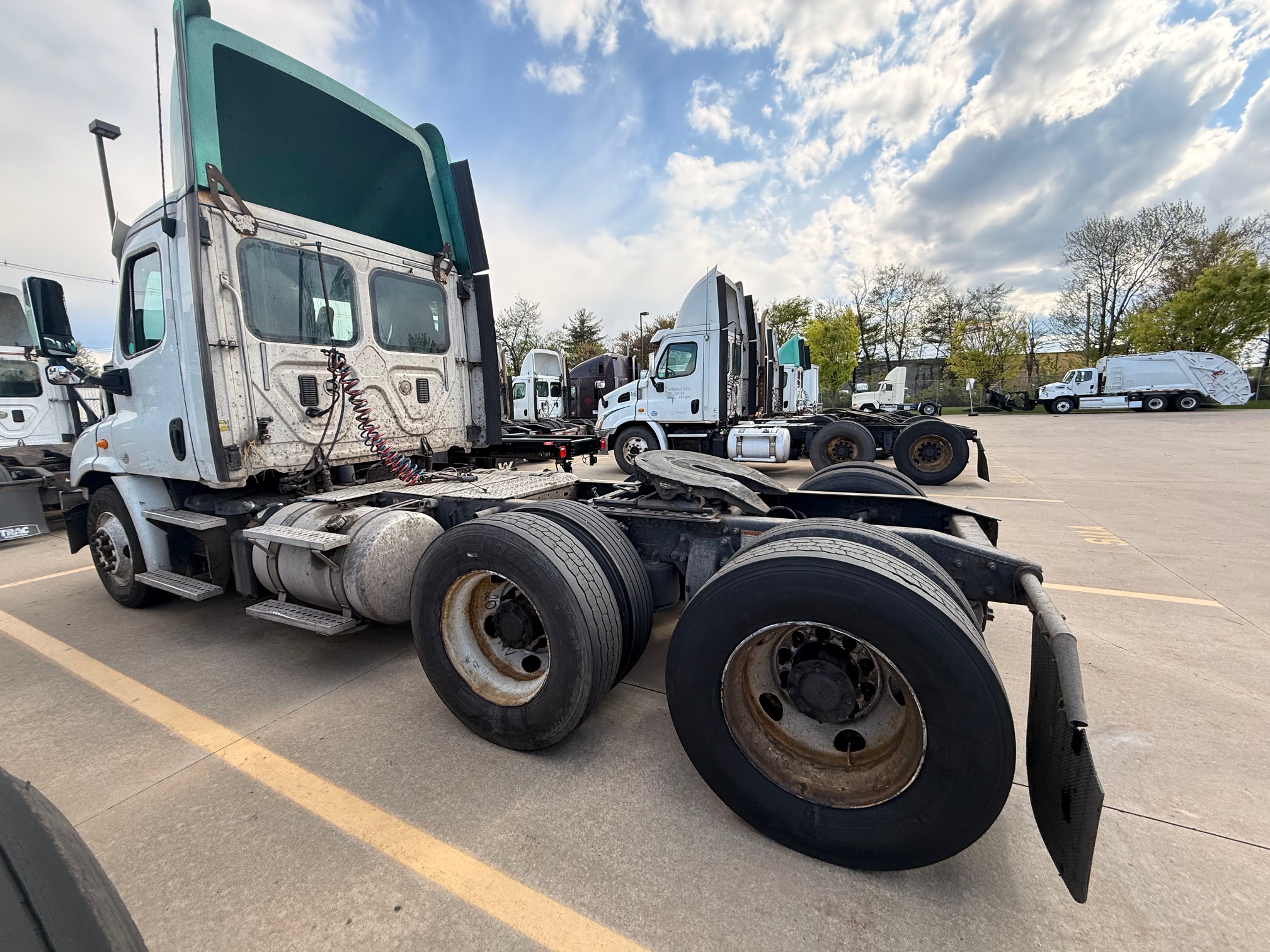 2013 Freightliner CASCADIA CA113D - image 3 of 6