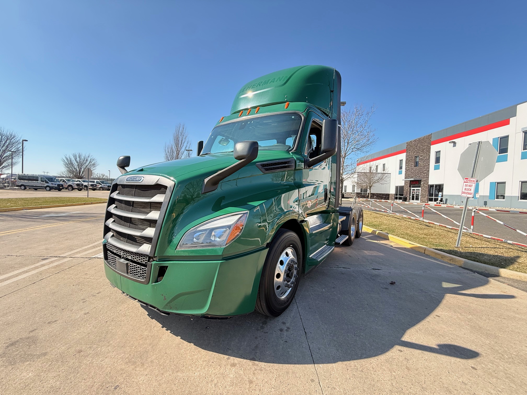 2020 Freightliner CASCADIA 2020 Freightliner CASCADIA - image 2 of 6