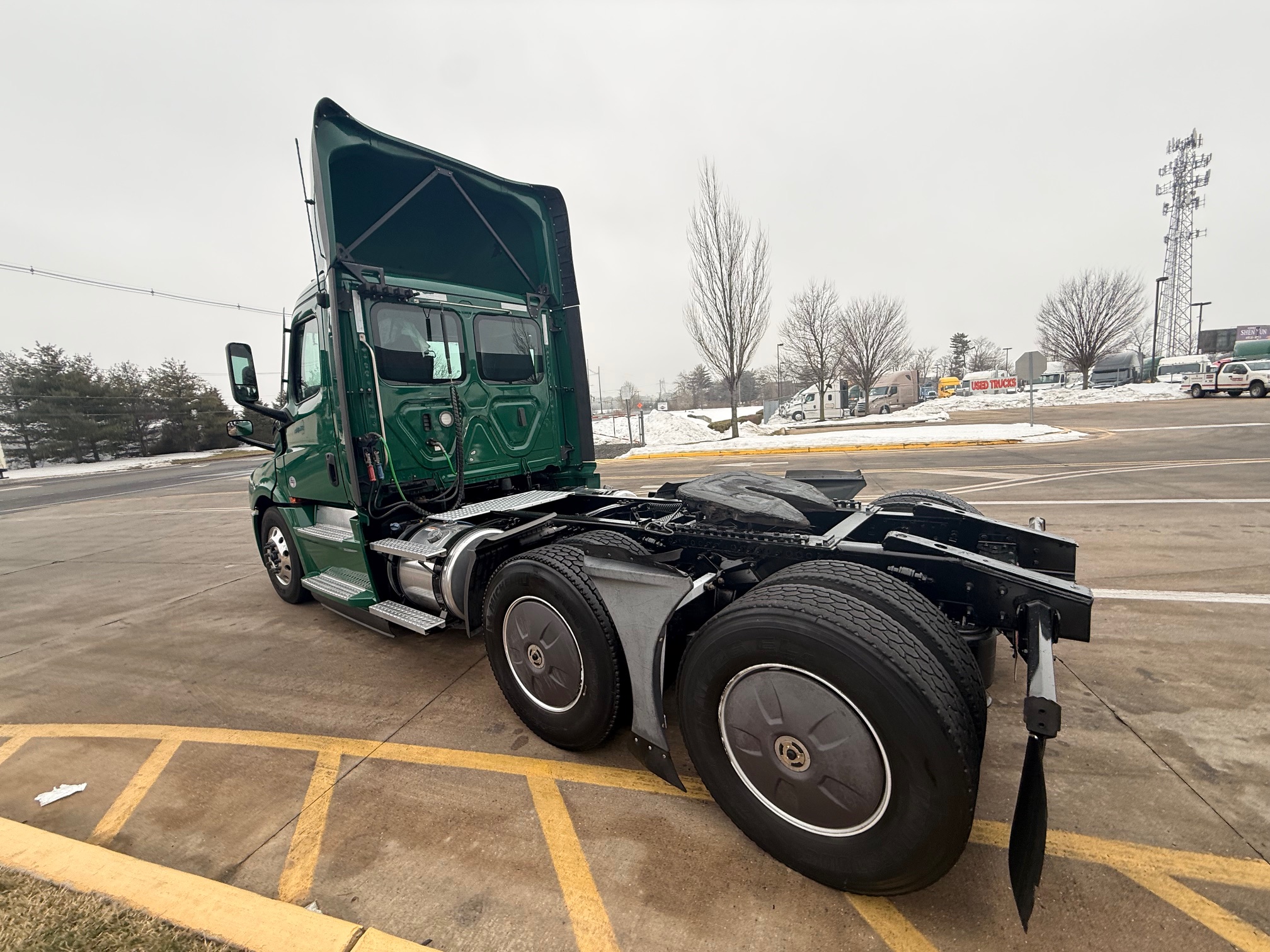 2021 Freightliner CASCADIA PT126D 2021 Freightliner CASCADIA PT126D - image 4 of 6