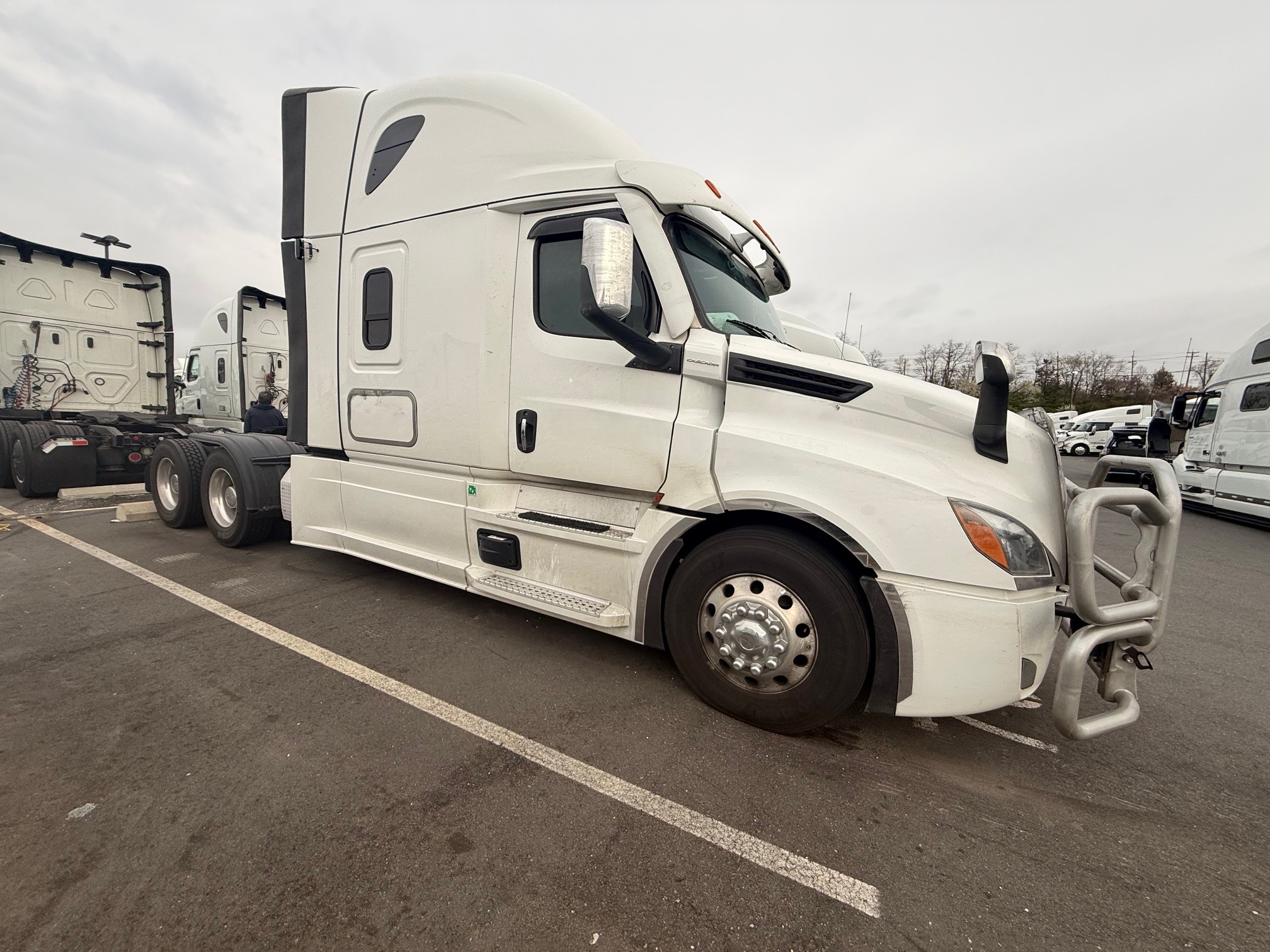 2025 FREIGHTLINER CA126SLP - image 2 of 6