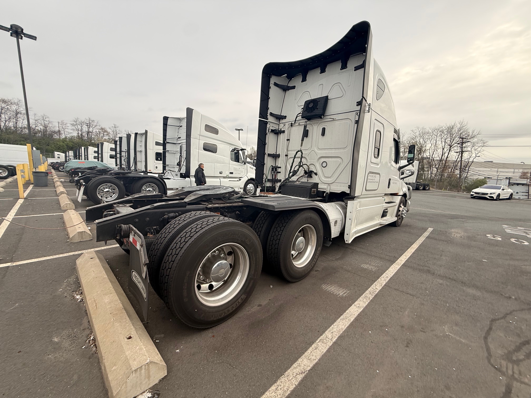 2025 FREIGHTLINER CA126SLP - image 4 of 6