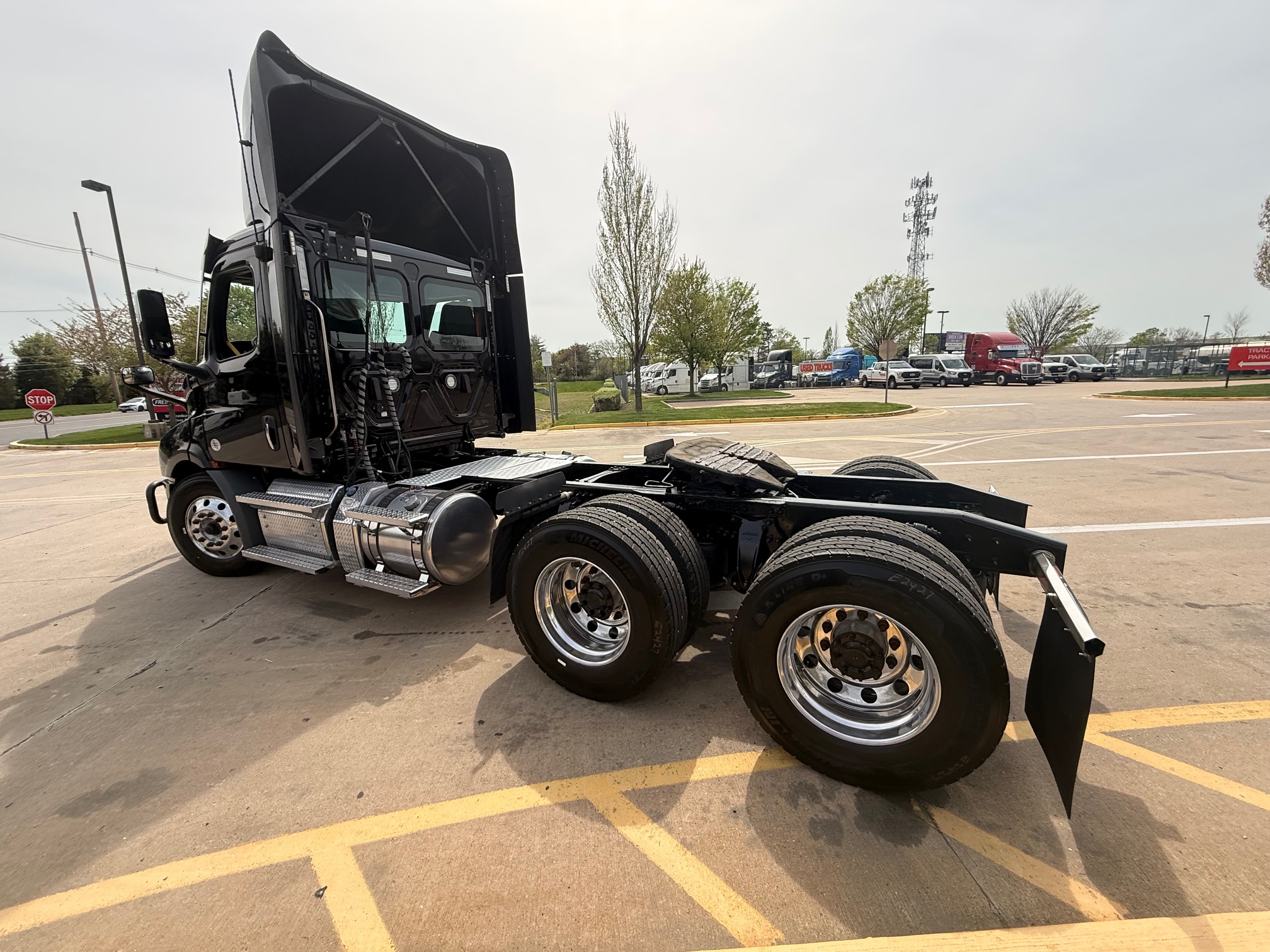 2022 Freightliner CASCADIA 116 - image 4 of 6