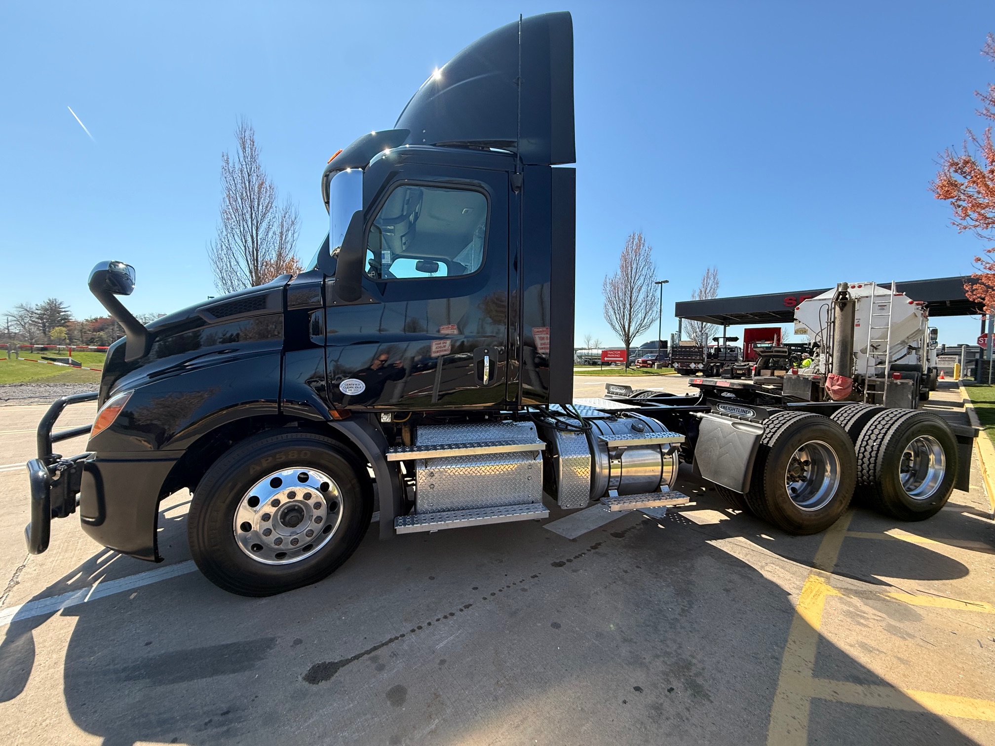 2022 Freightliner CASCADIA 116 - image 3 of 6