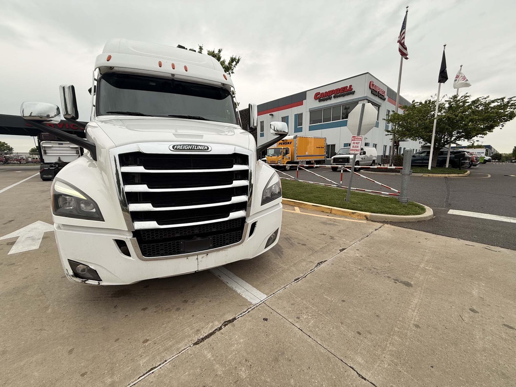 2022 Freightliner CASCADIA PT126S 2022 Freightliner CASCADIA PT126S - image 2 of 6