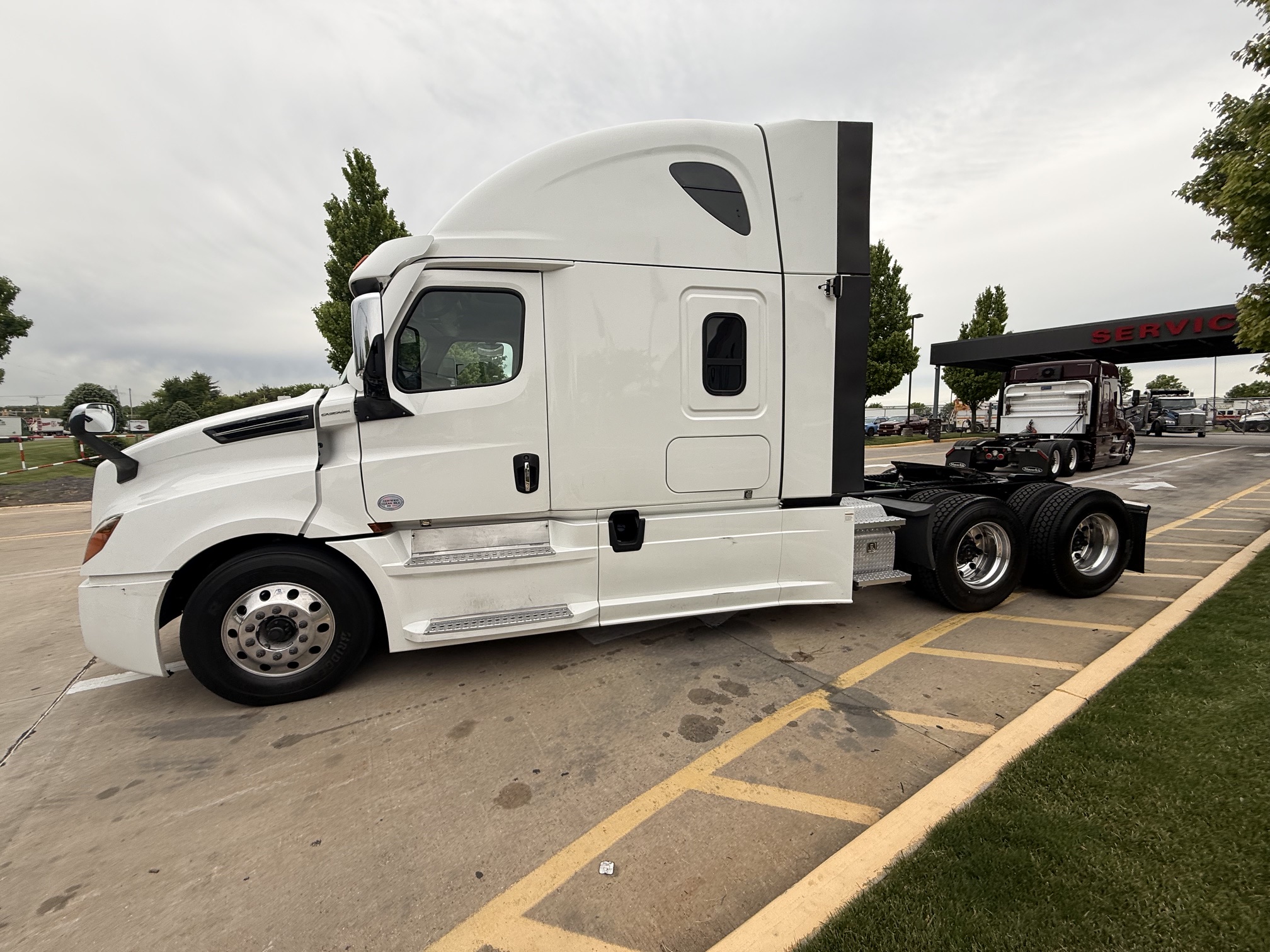 2022 Freightliner CASCADIA PT126S 2022 Freightliner CASCADIA PT126S - image 3 of 6
