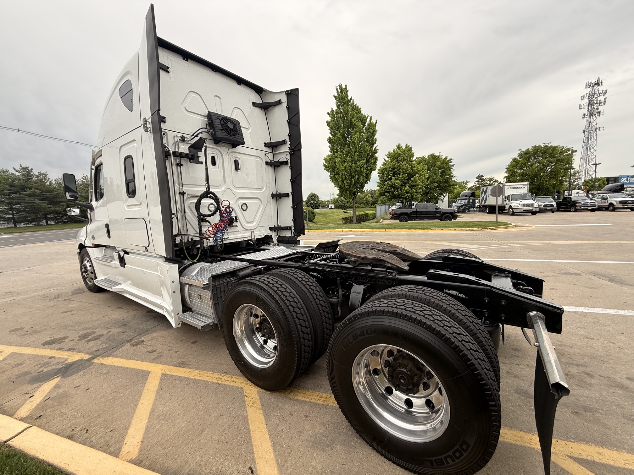 2022 Freightliner CASCADIA PT126S 2022 Freightliner CASCADIA PT126S - image 4 of 6