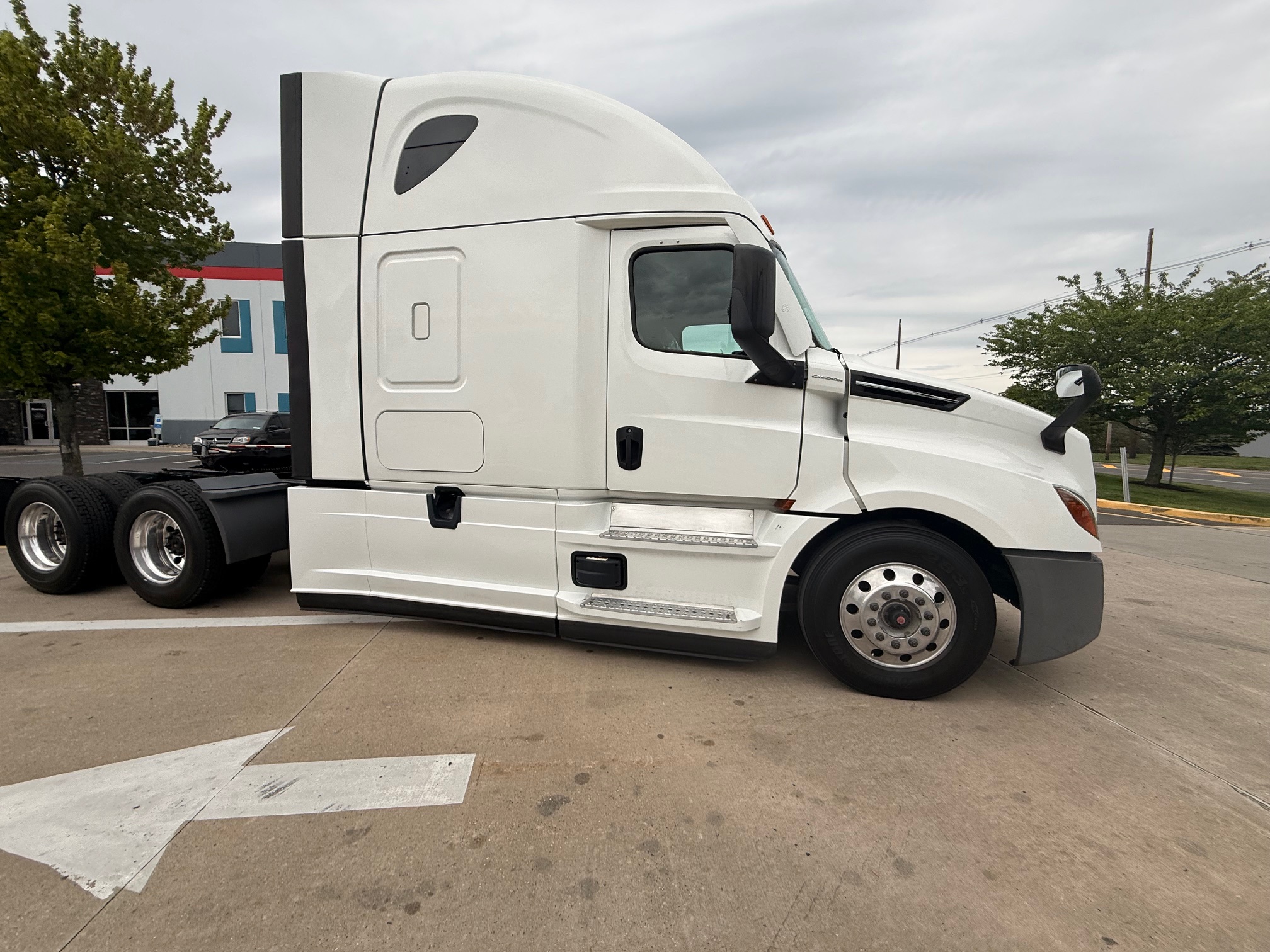 2022 Freightliner CASCADIA 126 - image 1 of 6