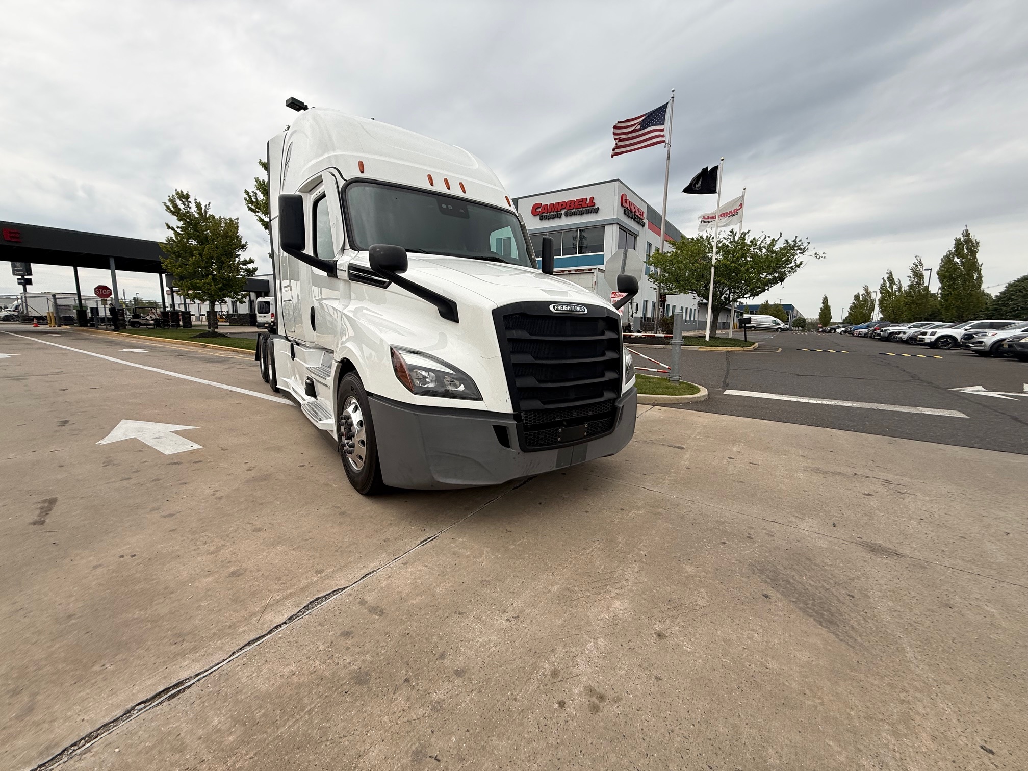 2022 Freightliner CASCADIA 126 - image 2 of 6