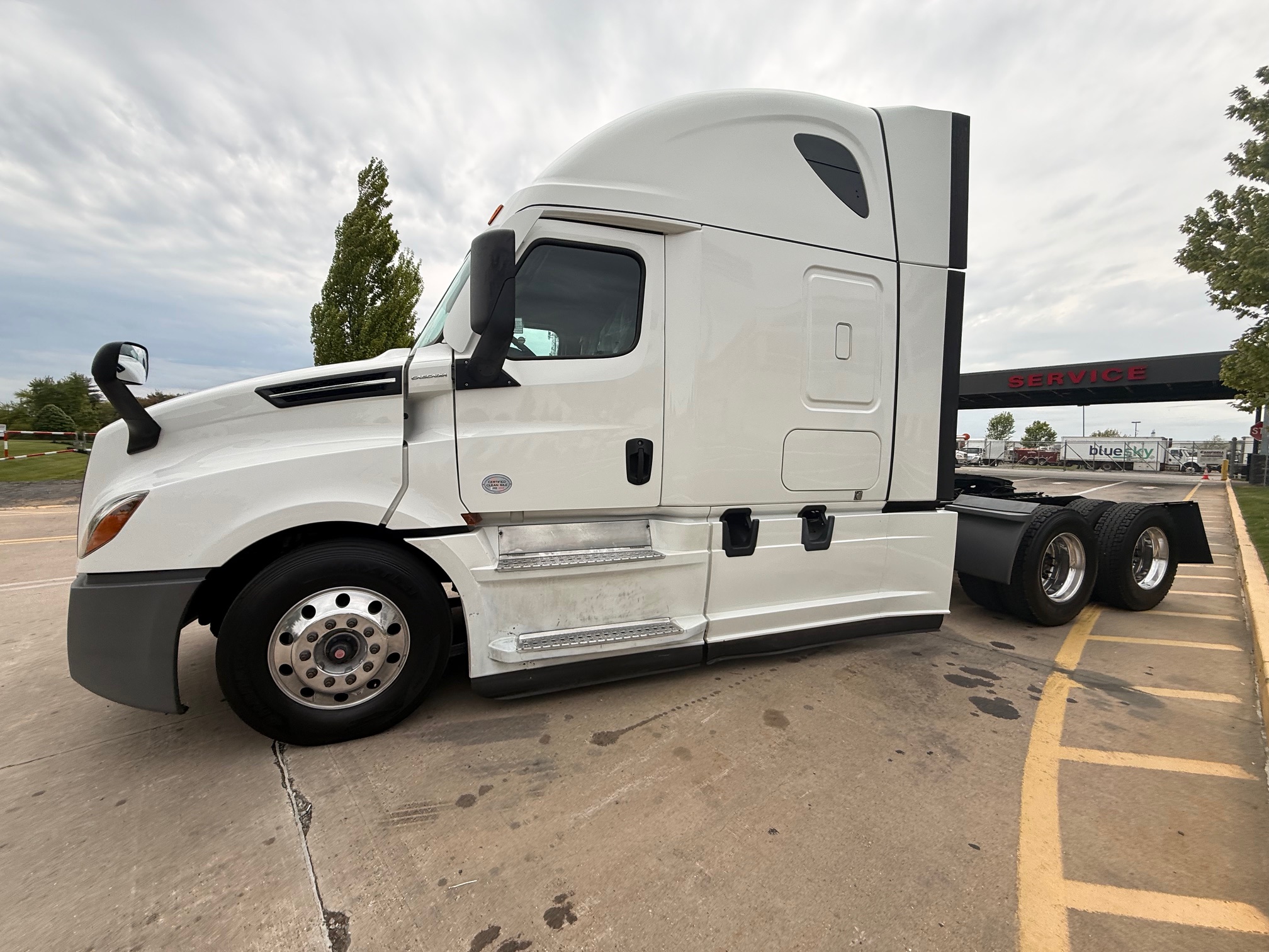 2022 Freightliner CASCADIA 126 - image 3 of 6