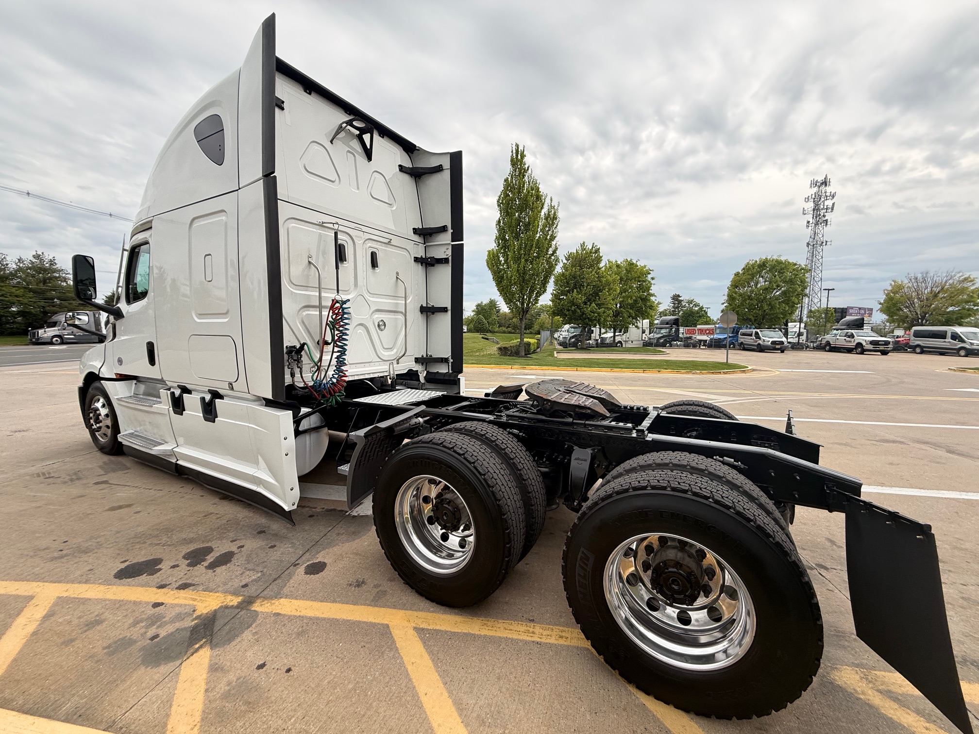 2022 Freightliner CASCADIA 126 - image 4 of 6
