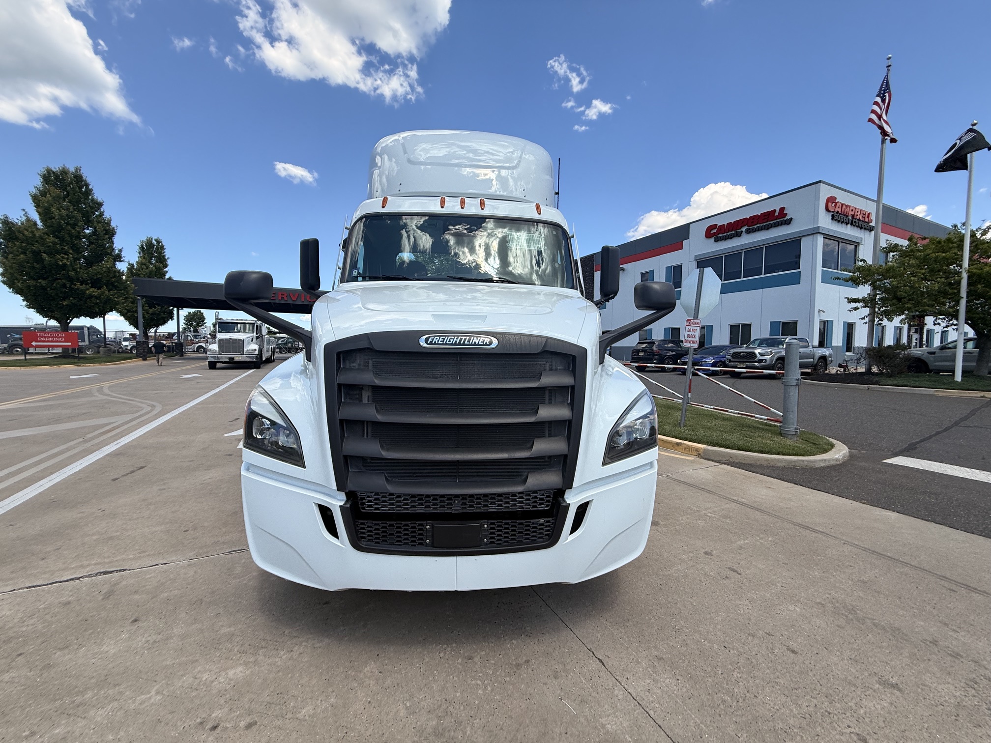 2021 Freightliner CASCADIA PT126D 2021 Freightliner CASCADIA PT126D - image 3 of 6